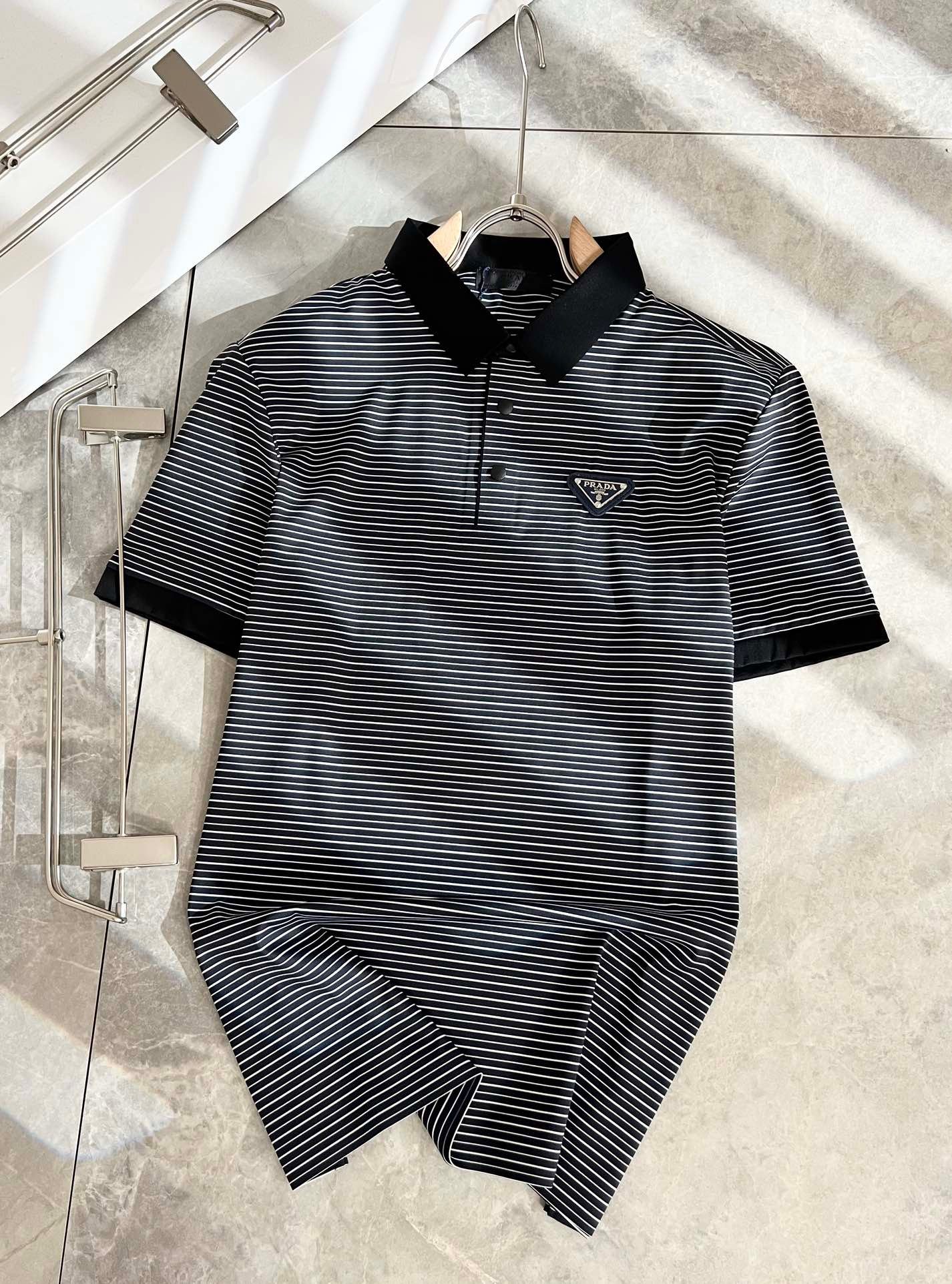 The 2024 spring and summer new classic striped element short-sleeved Polo shirt from P. It has a classic and generous style. The hardware logo badge design on the chest! The version is warm, comfortable, easy to wear and well-matched. The black and white colors have their own style and handsomeness. The smooth streamline cutting comes easily. It has a light touch of casual and artistic temperament, giving full face in spring. For everyone who pursues fashion.