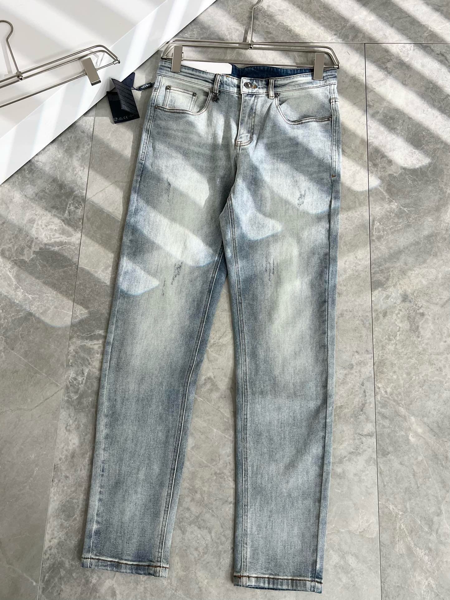 P's 2024 spring and summer new products are on sale! The denim is highly versatile and practical without seeking attention! The exquisite and delicate material seems to be Prada's patented high-quality. Customized original