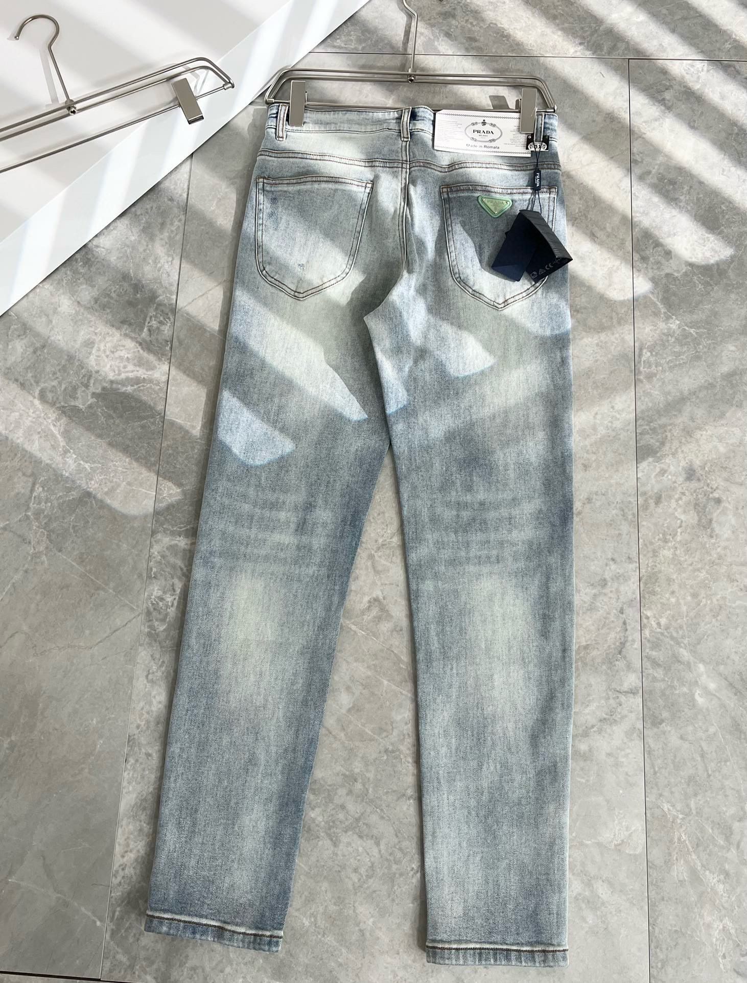 P's 2024 spring and summer new products are on sale! The denim is highly versatile and practical without seeking attention! The exquisite and delicate material seems to be Prada's patented high-quality. Customized original