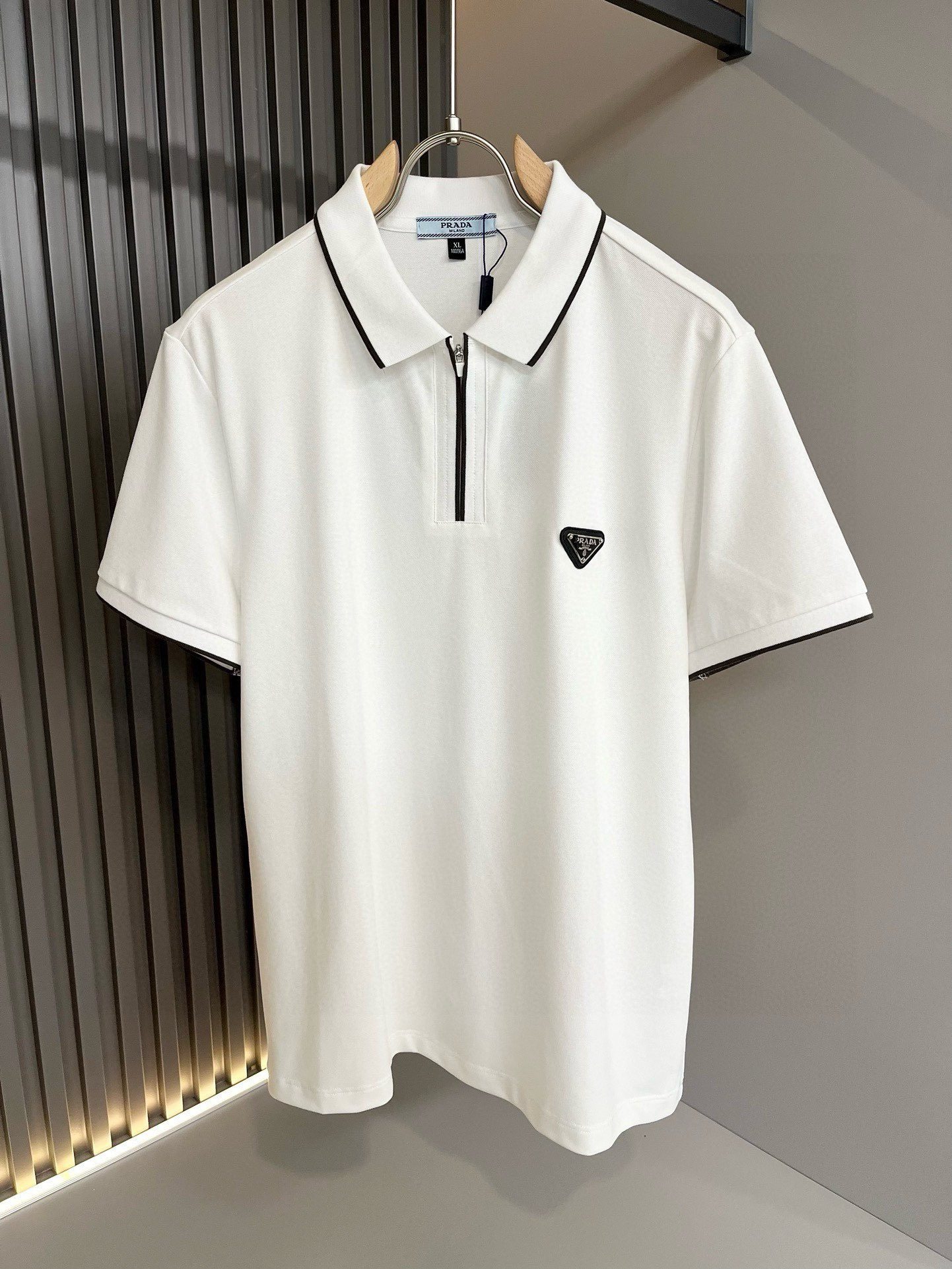 The 2024 spring and summer new classic element short-sleeved Polo shirt from P. It has a classic and generous style. It's made of 100% imported top-notch pique cotton! The weaving method is elaborate! The hardware logo design on the chest! The version is warm, comfortable, easy to wear and well-matched. The smooth streamline cutting comes easily. It has a light touch of casual and artistic temperament. Everyone who pursues fashion should give it a try!