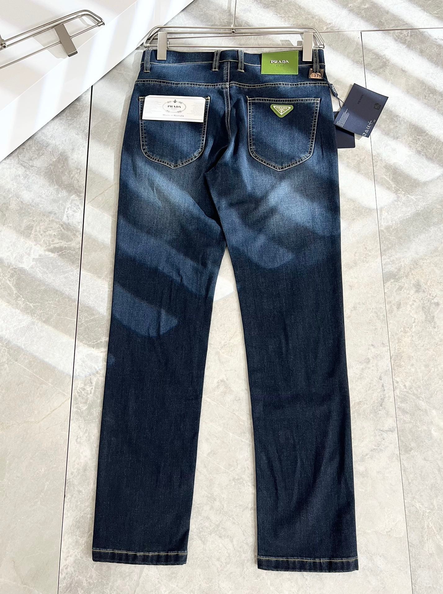 P's 2024 spring and summer new products are on sale! The denim is highly versatile and practical without seeking attention! The exquisite and delicate material seems to be Prada's patented high-quality. Customized original hardware logo design!