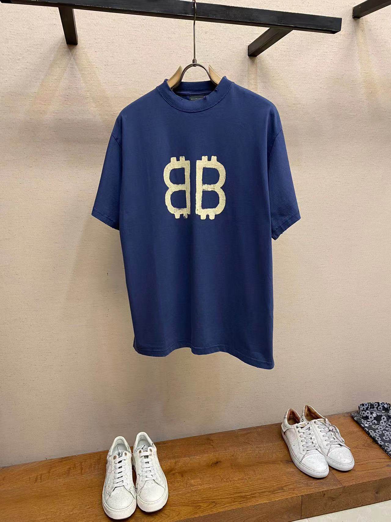 BLCG Blue Bitcoin Double B short-sleeved T-shirt. Vintage washed, brushed and distressed process. The neckline is designed with worn and torn holes. The rib fabric is custom-woven and custom-dyed with consistent color and no color difference! Imported environmentally friendly rubber paste is used with the penetration process. The washed fabric is comfortable, soft and has a worn effect. Every detail strictly follows the original!