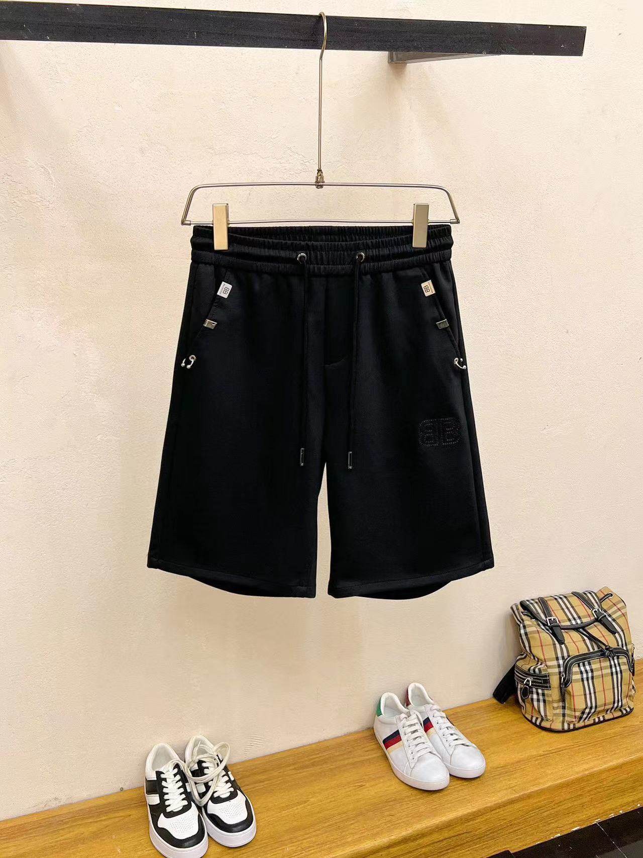 The 2024 summer new style men's casual shorts. The high-end custom-made fabric is breathable. The breathability and elasticity are extremely comfortable. The details are impeccable. It is equipped with top-level accessories.