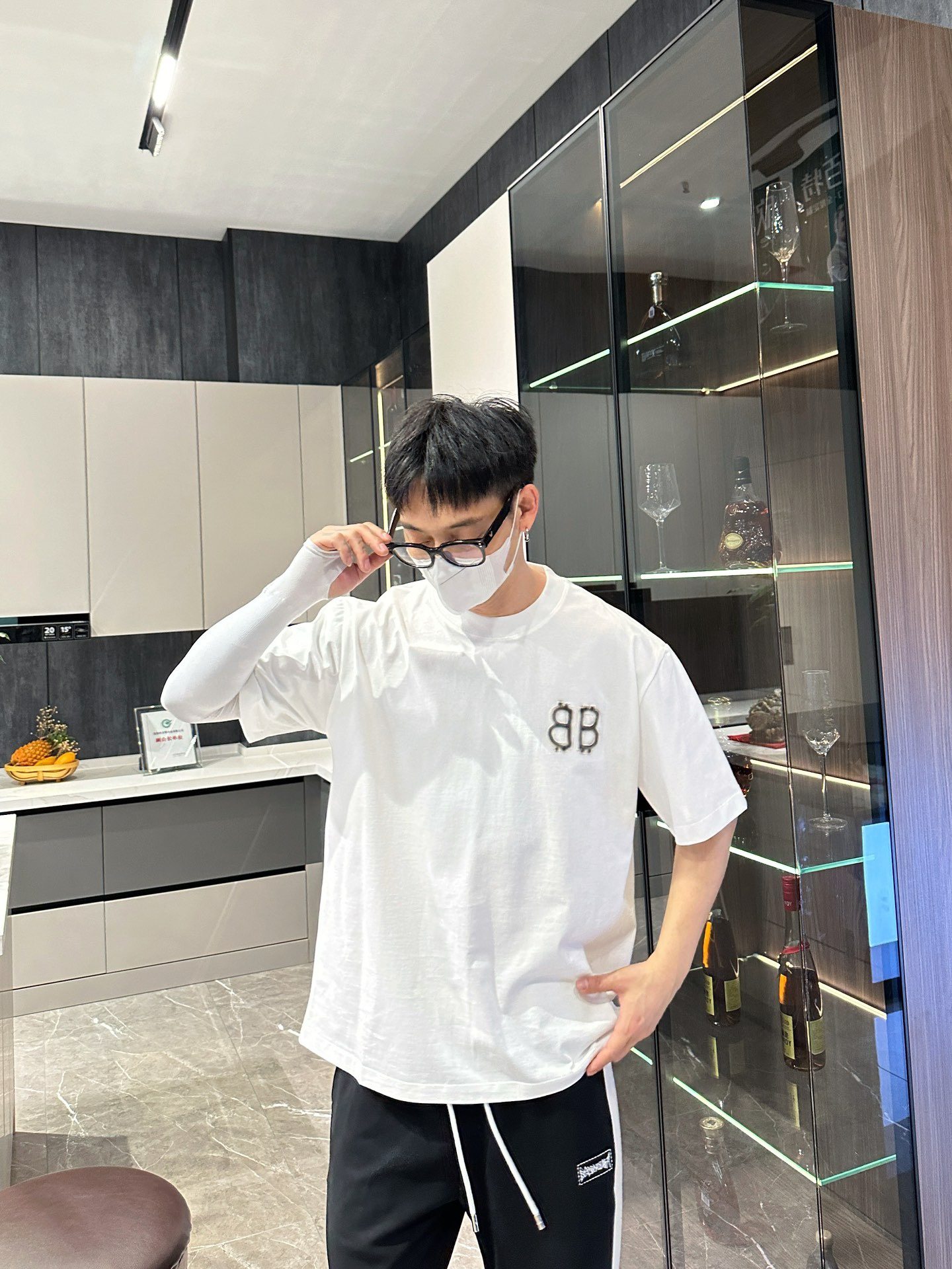 Catwalk style 2024ss spring and summer new arrivals. Heavyweight launch of 300-gram high-density fabric short-sleeved T-shirt. Adopts imported custom-dyed fabric. Loose and casual OS dropped shoulder version. The upper body effect is superb. For both men and women.