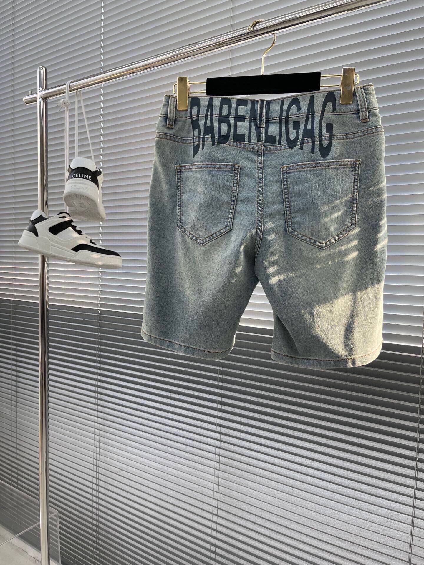 Washed and distressed shorts. The fabric is soft and the version is loose. The effect is double. Washed without fading, elongating the leg lines. Covering the shortcomings of the leg shape and highlighting the diversified style is no problem. Skater Jean. The distressed denim shorts with fringed and worn edges.