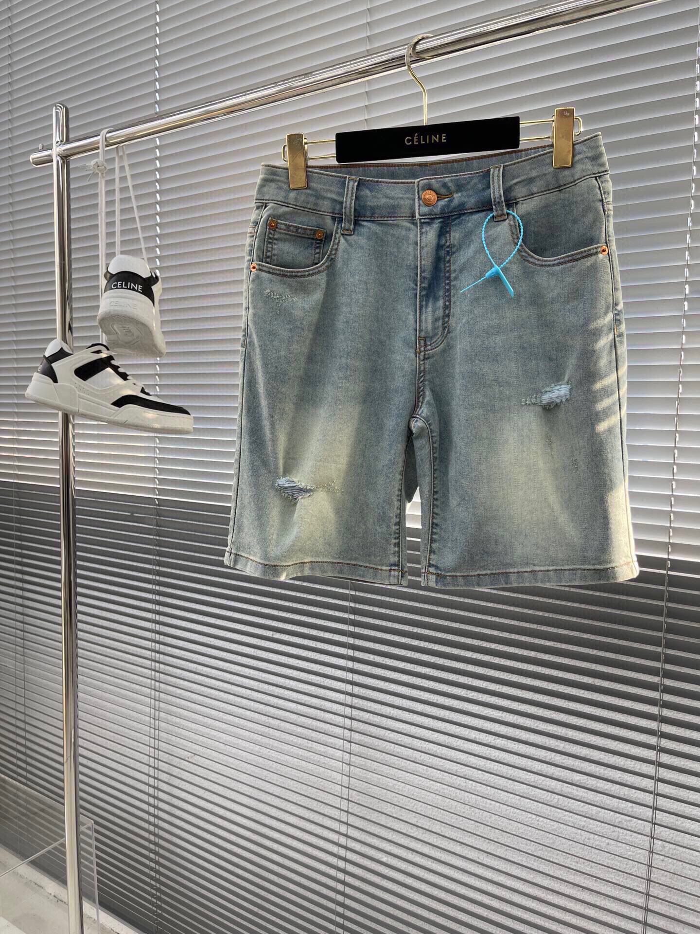 Washed and distressed shorts. The fabric is soft and the version is loose. The effect is double. Washed without fading, elongating the leg lines. Covering the shortcomings of the leg shape and highlighting the diversified style is no problem. Skater Jean. The distressed denim shorts with fringed and worn edges.