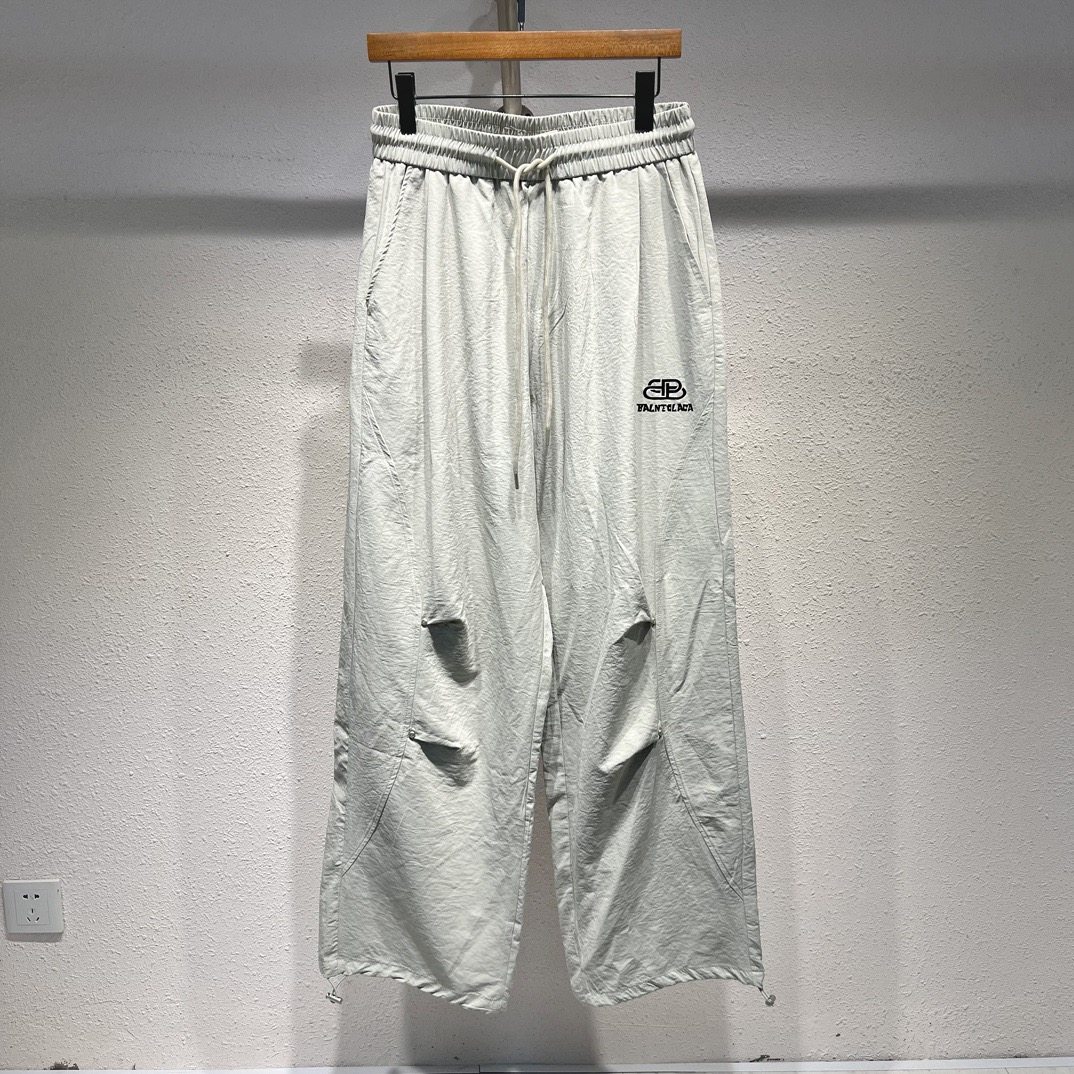 The 2024 spring and summer new style long pants. Catwalk style. This year's latest windproof and quick-drying fabric. Very stylish. Excellent drape and not prone to wrinkles. No pilling. The details and stitching are perfect without flaws. The upper body effect is great. Versatile and fashionable.