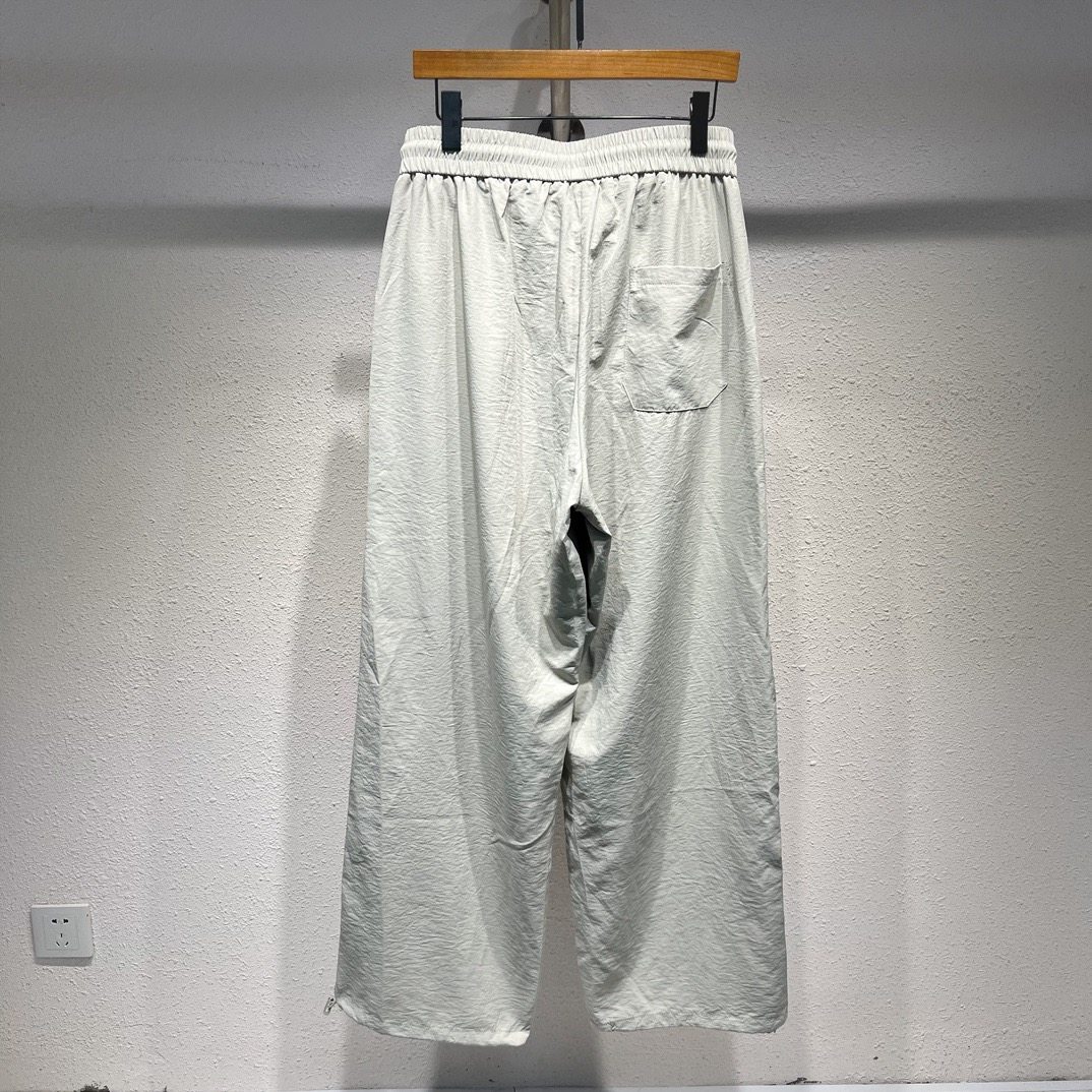 The 2024 spring and summer new style long pants. Catwalk style. This year's latest windproof and quick-drying fabric. Very stylish. Excellent drape and not prone to wrinkles. No pilling. The details and stitching are perfect without flaws. The upper body effect is great. Versatile and fashionable.