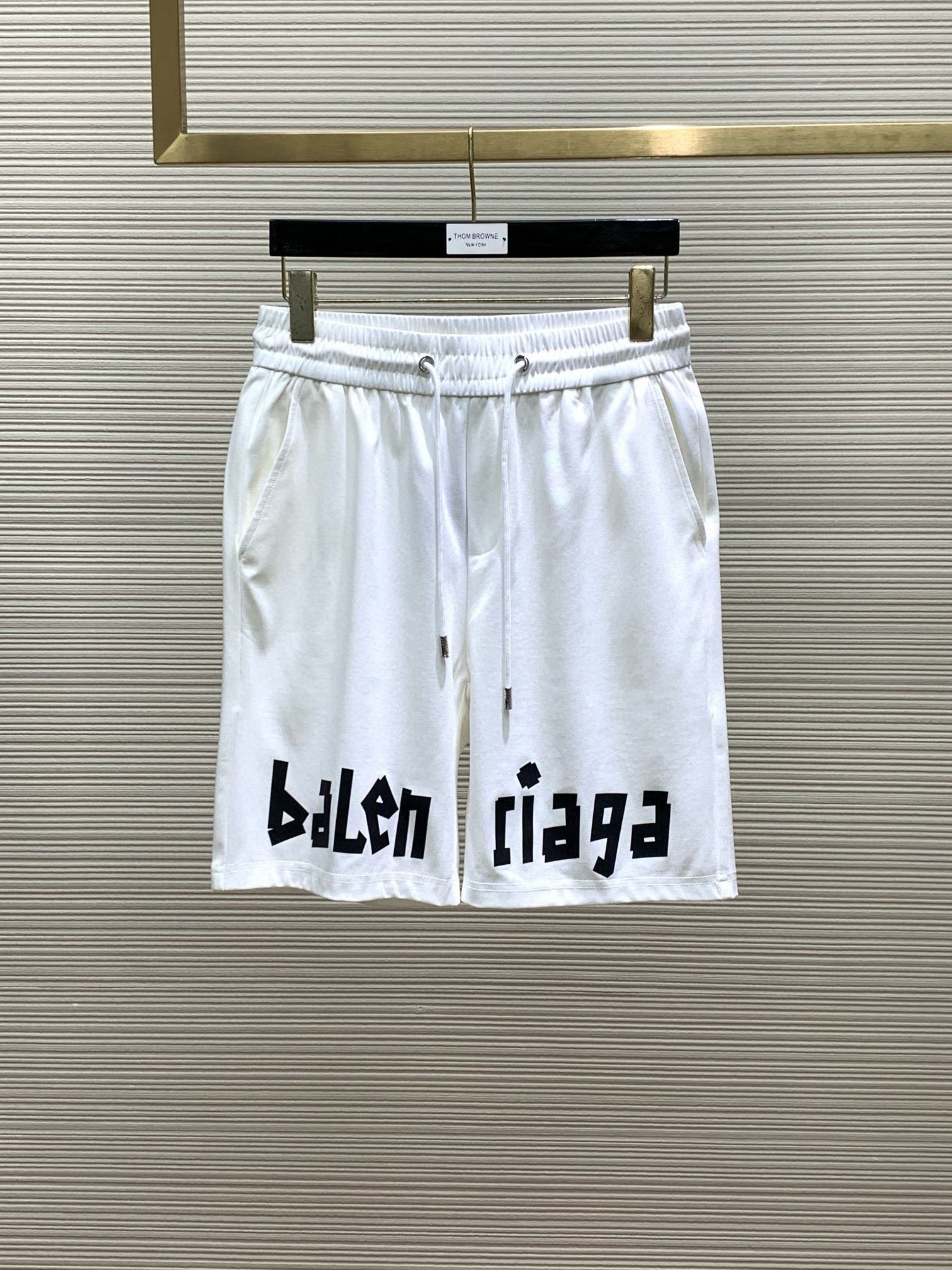 The 2024 summer new style men's casual shorts. The high-end custom-made fabric is breathable. The breathability and elasticity are extremely comfortable. The details are impeccable. It is equipped with top-level accessories.