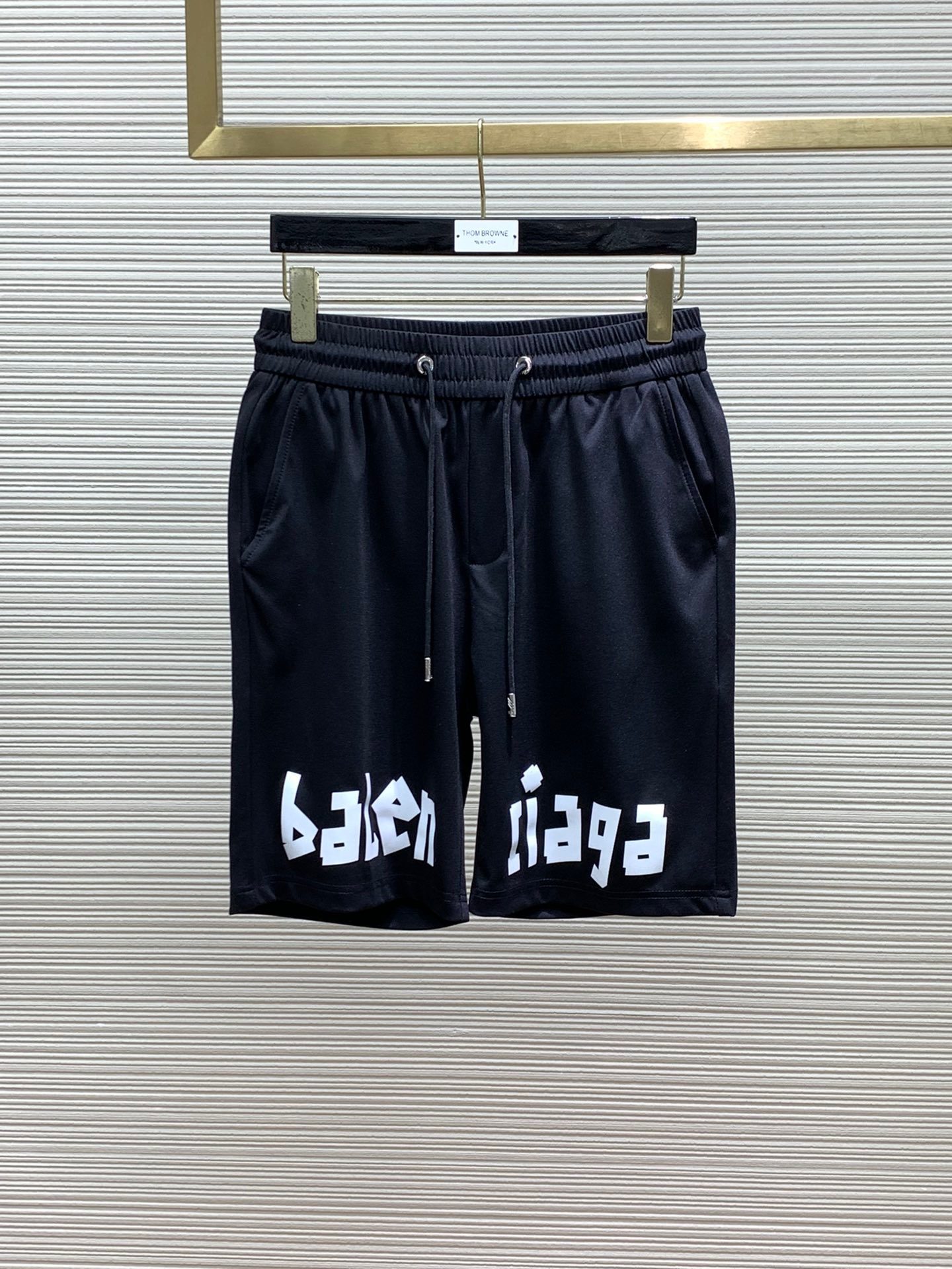 The 2024 summer new style men's casual shorts. The high-end custom-made fabric is breathable. The breathability and elasticity are extremely comfortable. The details are impeccable. It is equipped with top-level accessories.