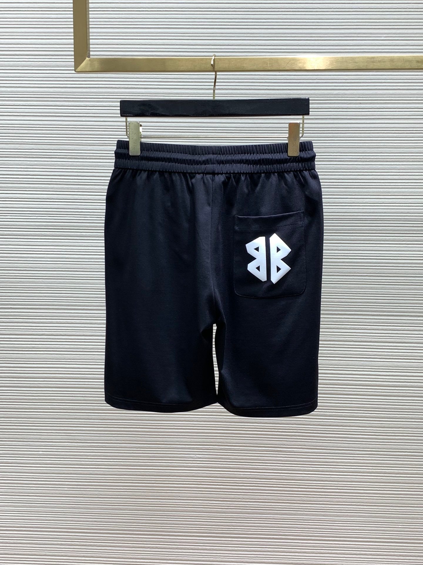 The 2024 summer new style men's casual shorts. The high-end custom-made fabric is breathable. The breathability and elasticity are extremely comfortable. The details are impeccable. It is equipped with top-level accessories.