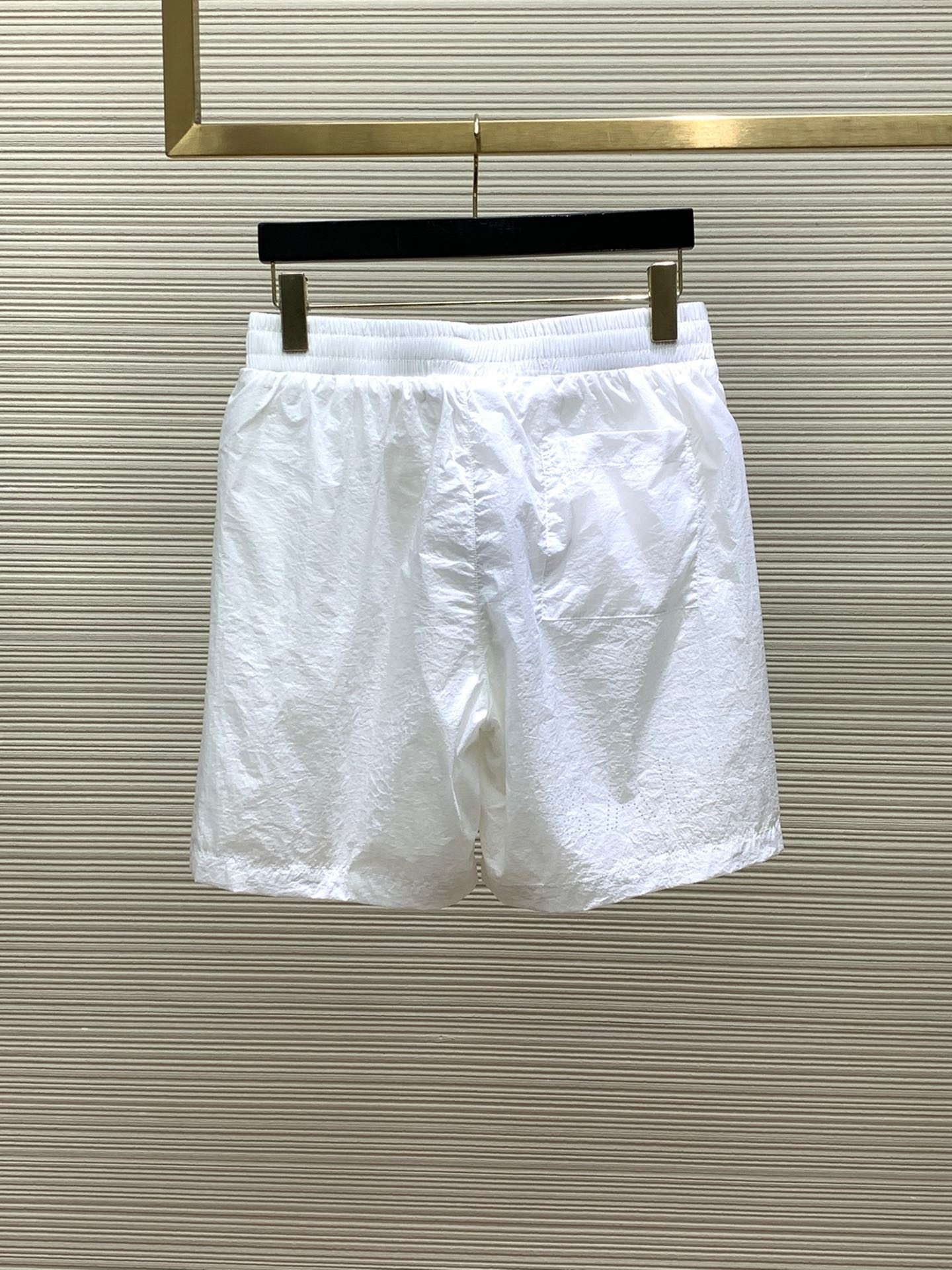 The 2024 summer new style men's casual shorts. The high-end custom-made fabric is breathable. The breathability and elasticity are extremely comfortable. The details are impeccable. It is equipped with top-level accessories.