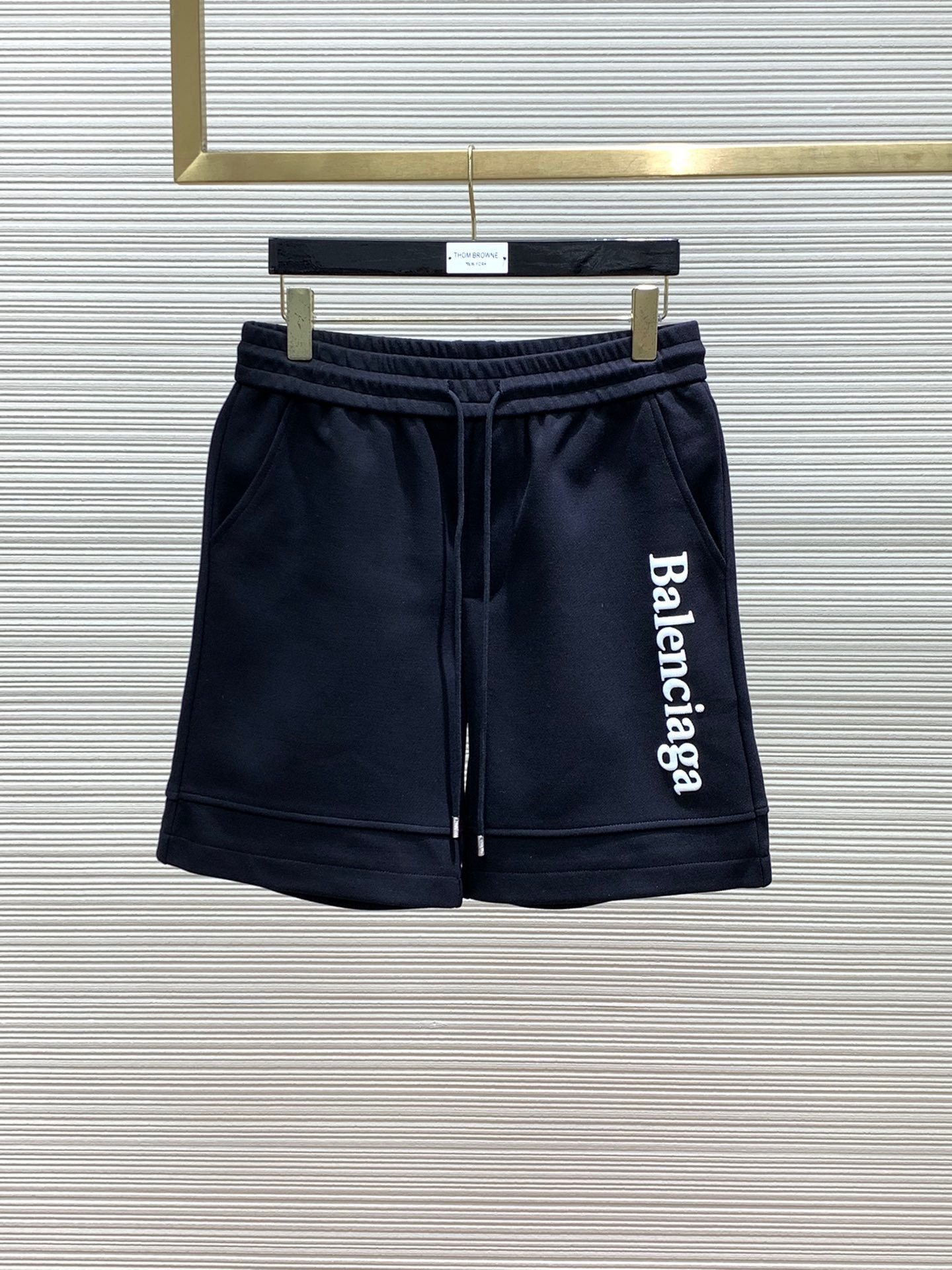 The 2024 summer new style men's casual shorts. The high-end custom-made fabric is breathable. The breathability and elasticity are extremely comfortable. The details are impeccable. It is equipped with top-level accessories.