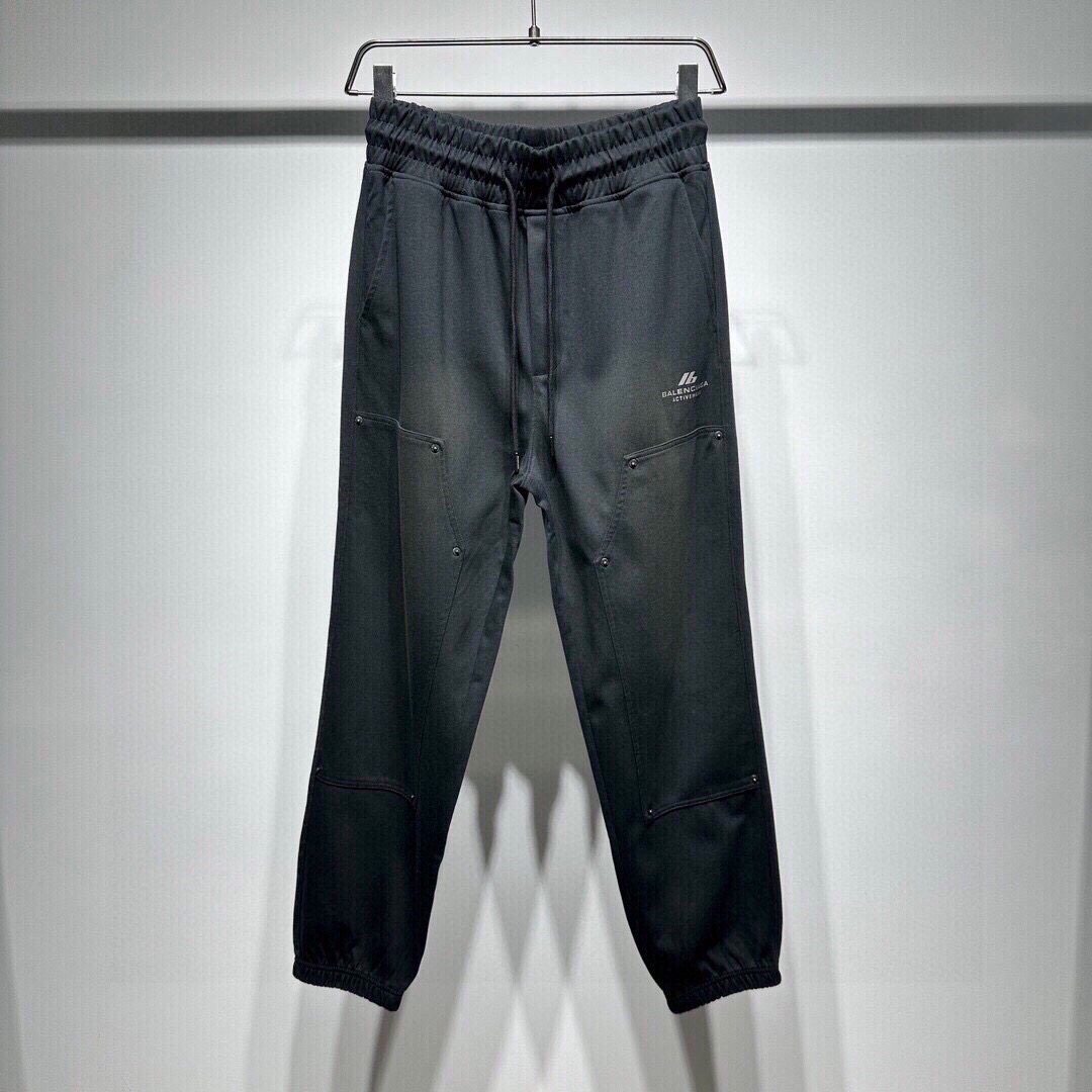 The sports casual pants are finely crafted! The three-dimensional cutting and pure cotton fabric in a loose version are stiff and stylish! Washed and distressed for a retro trend! The splicing process features letter silver three-dimensional rubber printing! A fashionable and versatile sweatpants with a rich design!