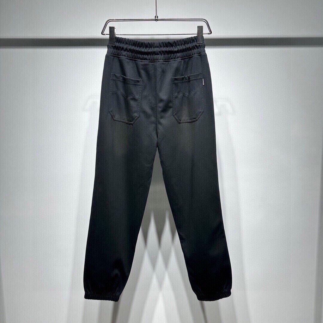 The sports casual pants are finely crafted! The three-dimensional cutting and pure cotton fabric in a loose version are stiff and stylish! Washed and distressed for a retro trend! The splicing process features letter silver three-dimensional rubber printing! A fashionable and versatile sweatpants with a rich design!