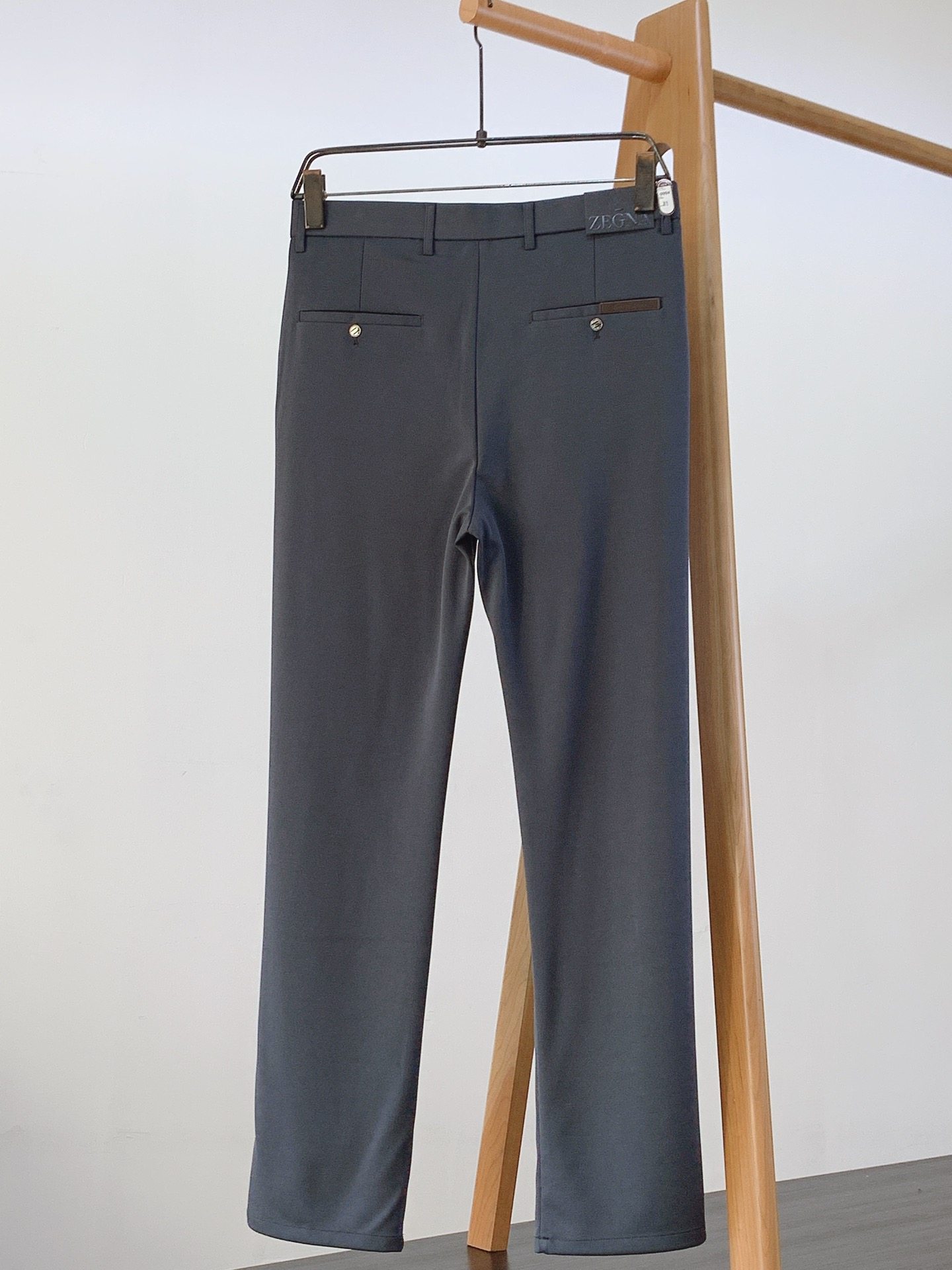 2024SS Spring and Summer New Products Business casual suit pants. Made with selected high-quality fabrics, they are close-fitting and comfortable. With unique design, they create a simple and linear sense. The version is suitable for everyone. The hardware decorative accessories are provided by customers. Classic logos are embellished, with extremely high recognition. The version is very good. The upper body effect is excellent. Two colors are recommended.