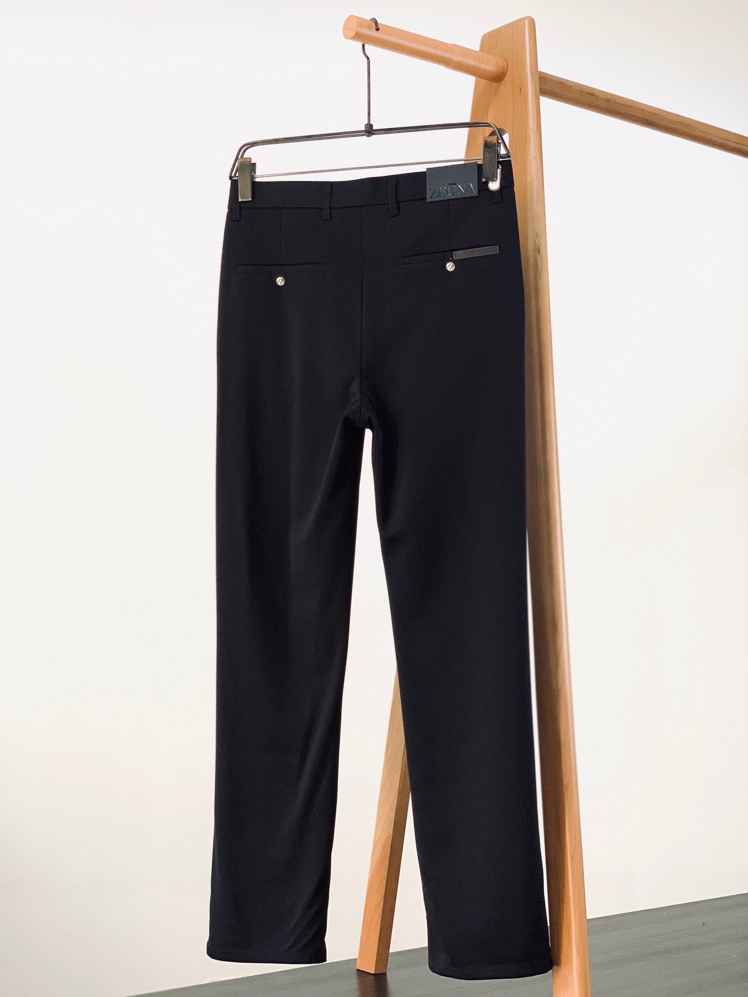 2024SS Spring and Summer New Products Business casual suit pants. Made with selected high-quality fabrics, they are close-fitting and comfortable. With unique design, they create a simple and linear sense. The version is suitable for everyone. The hardware decorative accessories are provided by customers. Classic logos are embellished, with extremely high recognition. The version is very good. The upper body effect is excellent. Two colors are recommended.