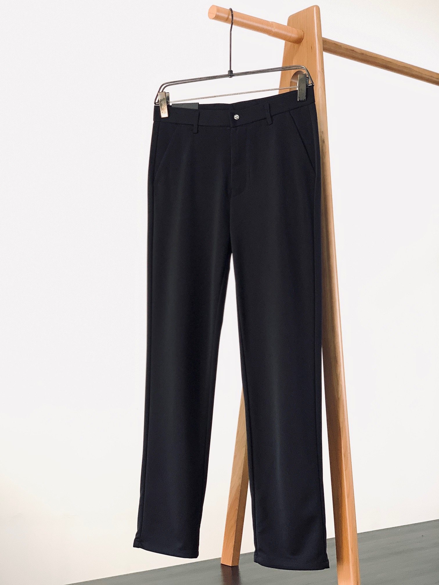 2024SS Spring and Summer New Products Business casual suit pants. Made with selected high-quality fabrics, they are close-fitting and comfortable. With unique design, they create a simple and linear sense. The version is suitable for everyone. The hardware decorative accessories are provided by customers. Classic logos are embellished, with extremely high recognition. The version is very good. The upper body effect is excellent. Two colors are recommended.