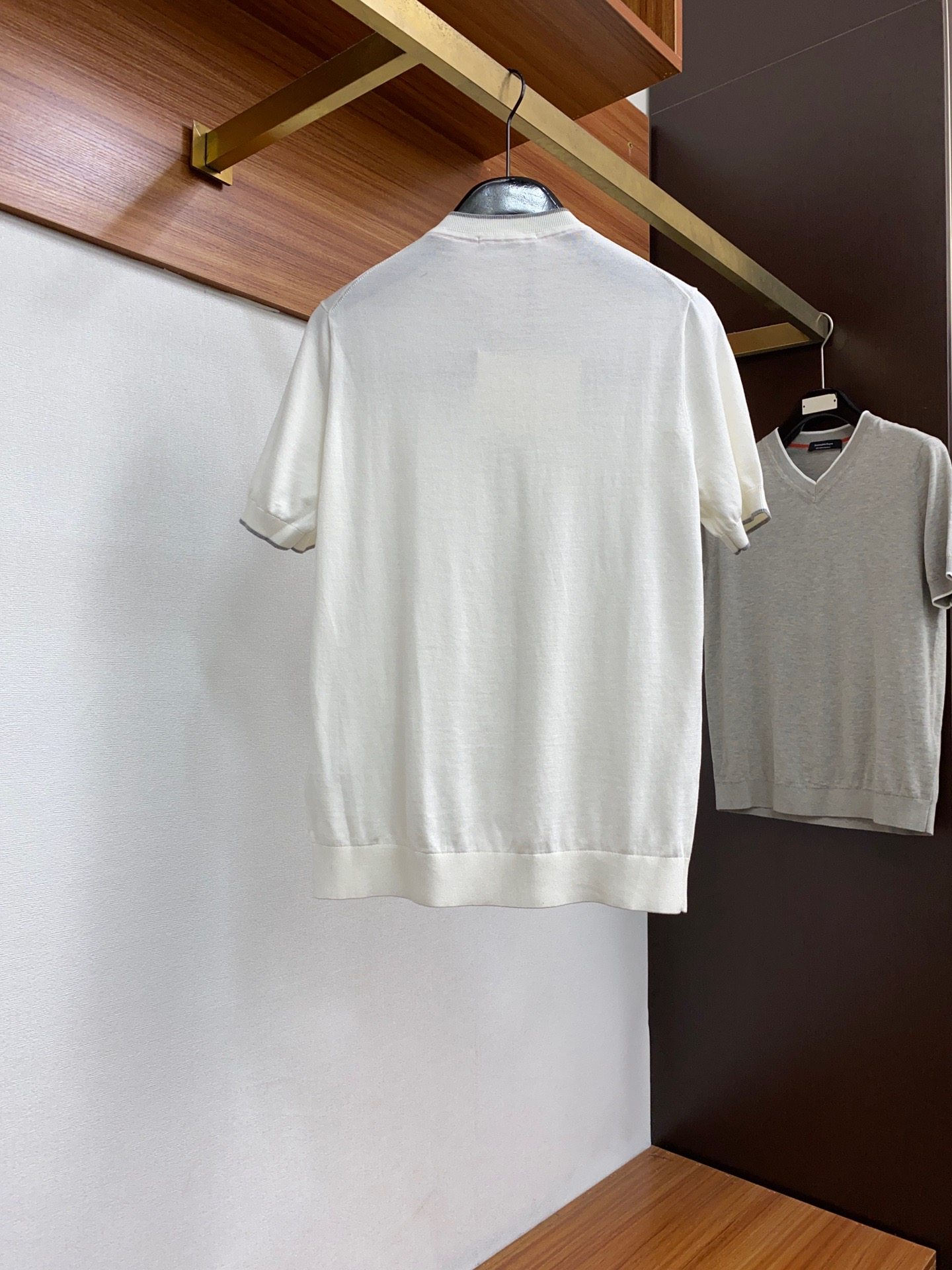 24 Autumn and Winter New Products for Men's Short Sleeves. Fashionable and exquisite V-neck design! High-end custom-made versatile style that anyone can easily handle. Adopts high-grade top custom-made knitted fabric! Luxurious and classic element design, very classy 👍 Those who know the goods must get it!