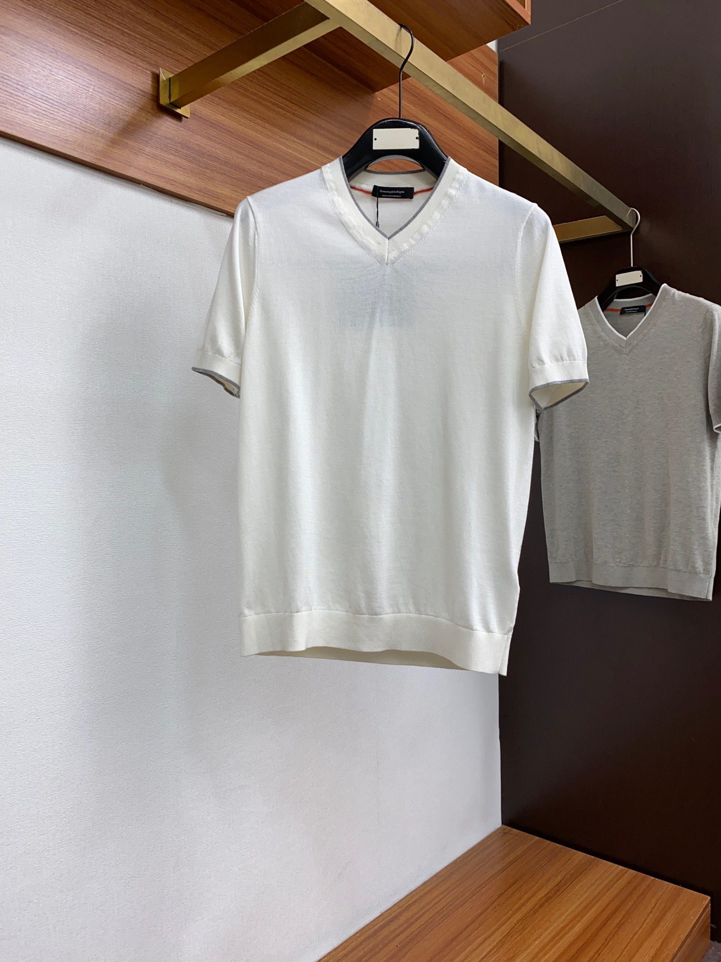 24 Autumn and Winter New Products for Men's Short Sleeves. Fashionable and exquisite V-neck design! High-end custom-made versatile style that anyone can easily handle. Adopts high-grade top custom-made knitted fabric! Luxurious and classic element design, very classy 👍 Those who know the goods must get it!