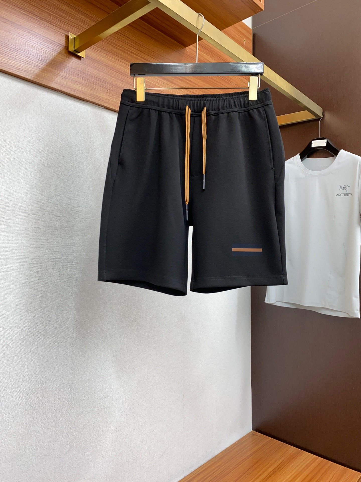 The 2024 spring and summer new style men's casual shorts. High-end goods, simple, fashionable and generous. Customized original imported fabric. Simple, neat and refreshing. The quality, workmanship and details can stand any form of inspection. Simple, generous and versatile style. Elegant and handsome when worn, giving a refreshing visual sense!