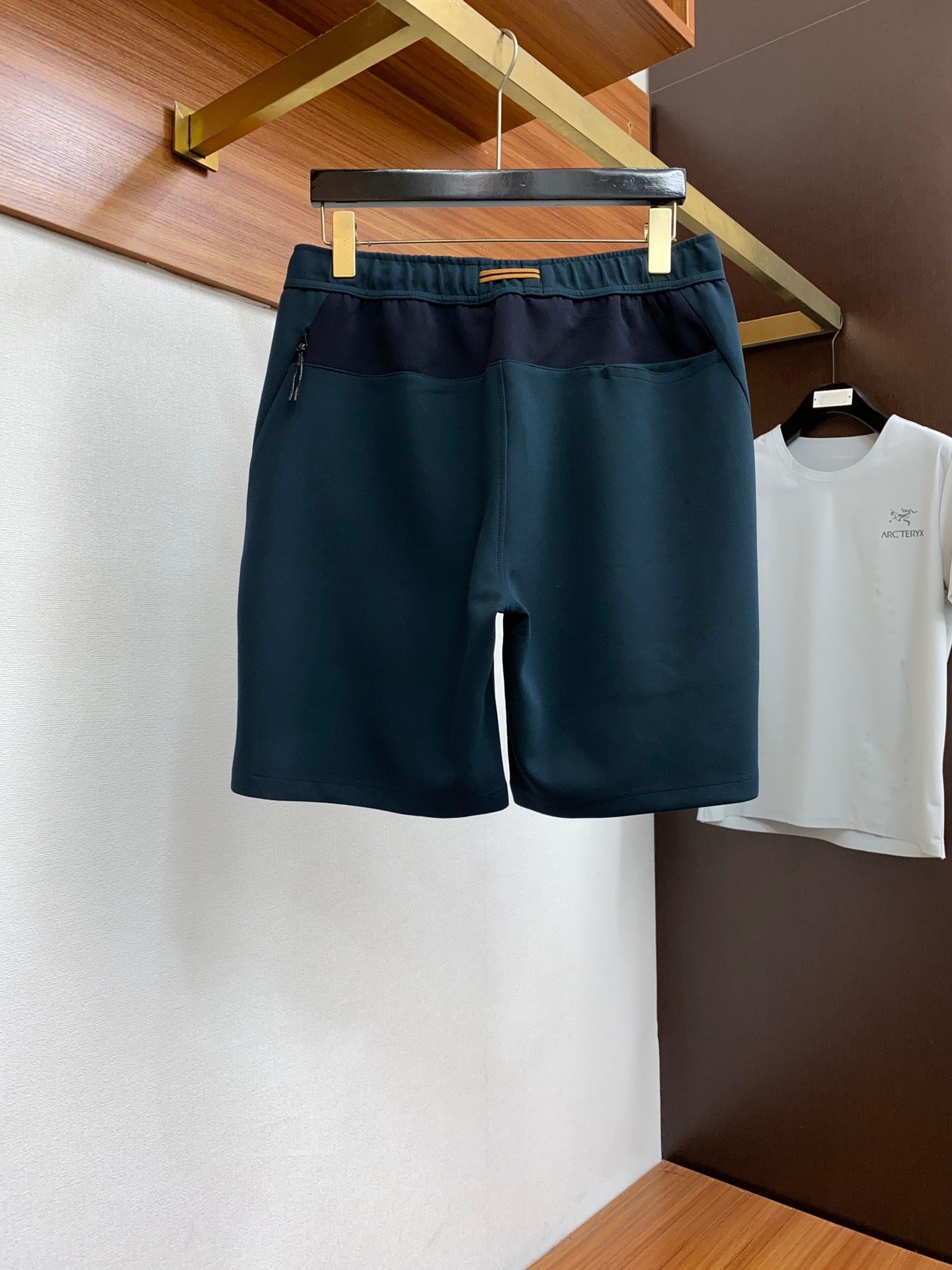 The 2024 spring and summer new style men's casual shorts. High-end goods, simple, fashionable and generous. Customized original imported fabric. Simple, neat and refreshing. The quality, workmanship and details can stand any form of inspection. Simple, generous and versatile style. Elegant and handsome when worn, giving a refreshing visual sense!