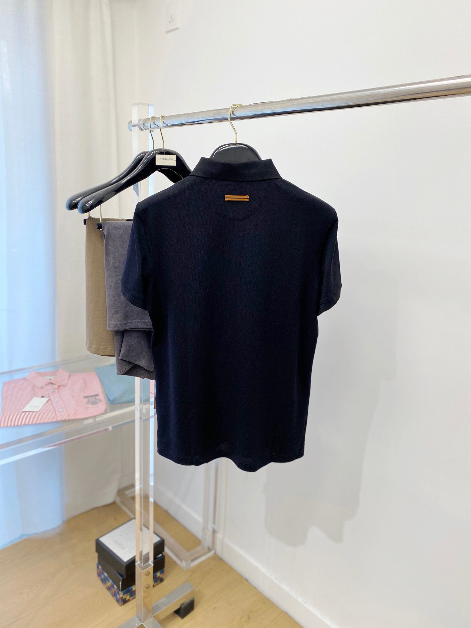 The 2024 new short-sleeved T-shirt is handsome and fashionable. There is an exquisite embroidered letter logo on the chest. It is a simple and versatile style. The fabric is cotton. It is not only stiff, maintaining the trendy silhouette, but also comfortable to wear. The yarn is finer.