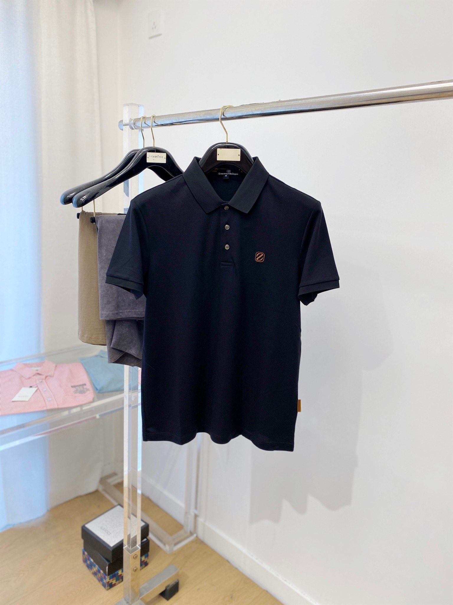 The 2024 new short-sleeved T-shirt is handsome and fashionable. There is an exquisite embroidered letter logo on the chest. It is a simple and versatile style. The fabric is cotton. It is not only stiff, maintaining the trendy silhouette, but also comfortable to wear. The yarn is finer.