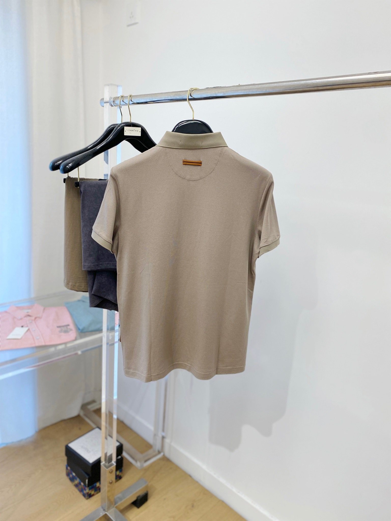 The 2024 new short-sleeved T-shirt is handsome and fashionable. There is an exquisite embroidered letter logo on the chest. It is a simple and versatile style. The fabric is cotton. It is not only stiff, maintaining the trendy silhouette, but also comfortable to wear. The yarn is finer.