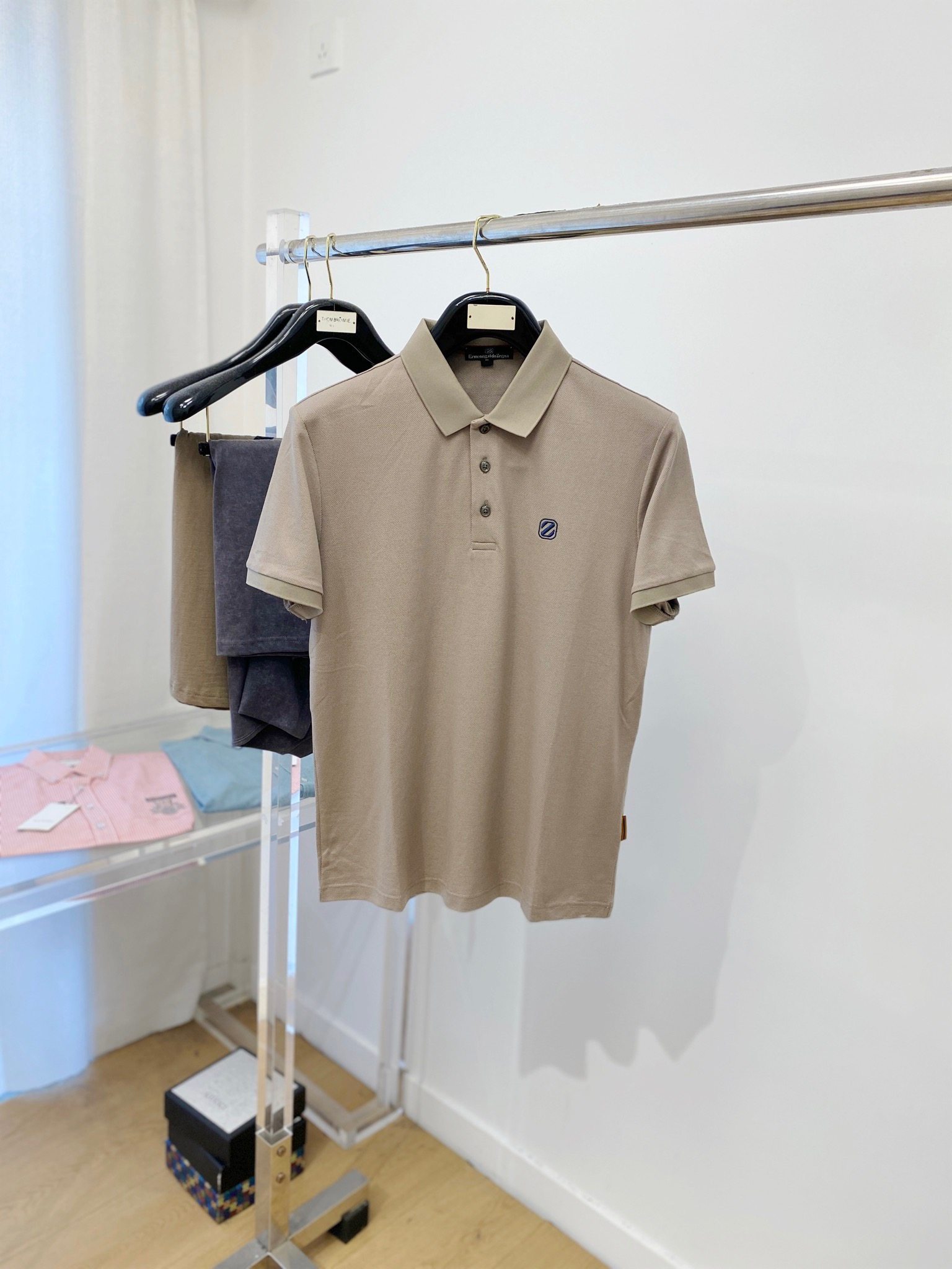 The 2024 new short-sleeved T-shirt is handsome and fashionable. There is an exquisite embroidered letter logo on the chest. It is a simple and versatile style. The fabric is cotton. It is not only stiff, maintaining the trendy silhouette, but also comfortable to wear. The yarn is finer.