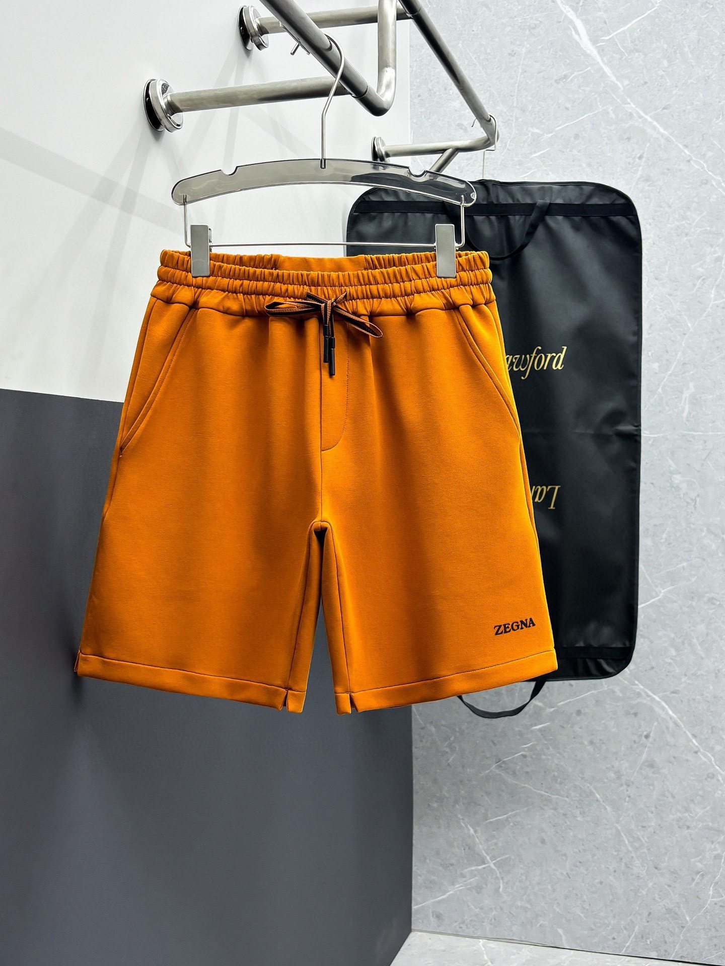 Sports and casual shorts! Wearing them means being comfortable,自在 and slimming. Lazy and casual, combined with clean and simple color schemes, they are particularly attractive and suitable for daily wear. Devotedly launching the sporty items embellished with vitality.