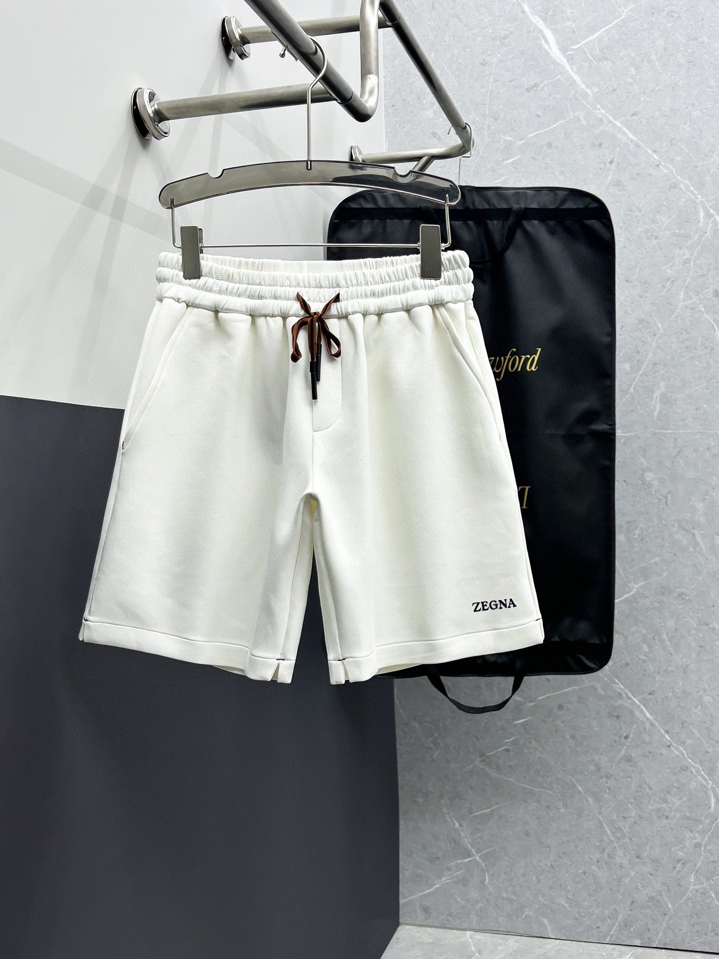 Sports and casual shorts! Wearing them means being comfortable,自在 and slimming. Lazy and casual, combined with clean and simple color schemes, they are particularly attractive and suitable for daily wear. Devotedly launching the sporty items embellished with vitality.