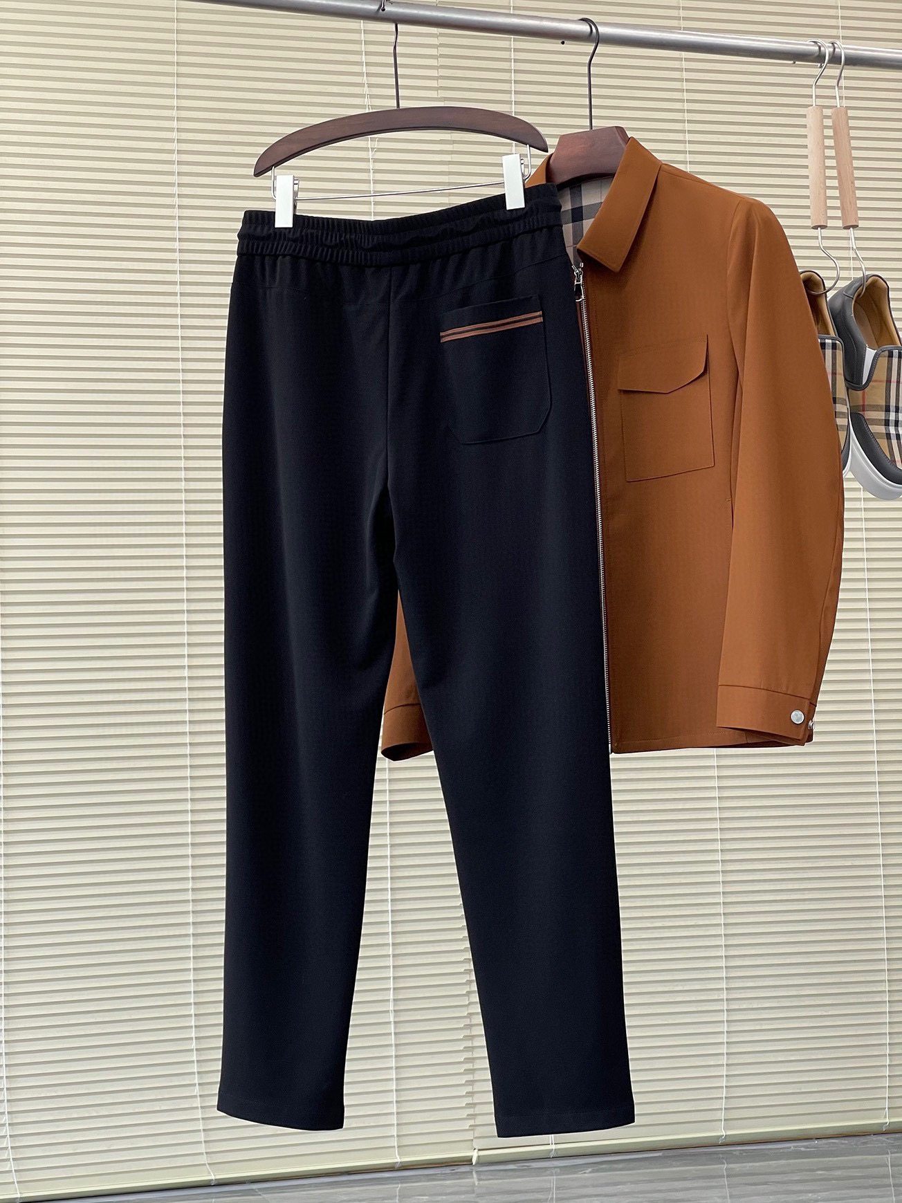 2024SS Spring and Summer New Products Business casual suit pants. Made with selected high-quality fabrics, they are close-fitting and comfortable. With unique design, they create a simple and linear sense. The version is suitable for everyone. The hardware decorative accessories are provided by customers. Classic logos are embellished, with extremely high recognition. The version is very good. The upper body effect is excellent. Two colors are recommended.