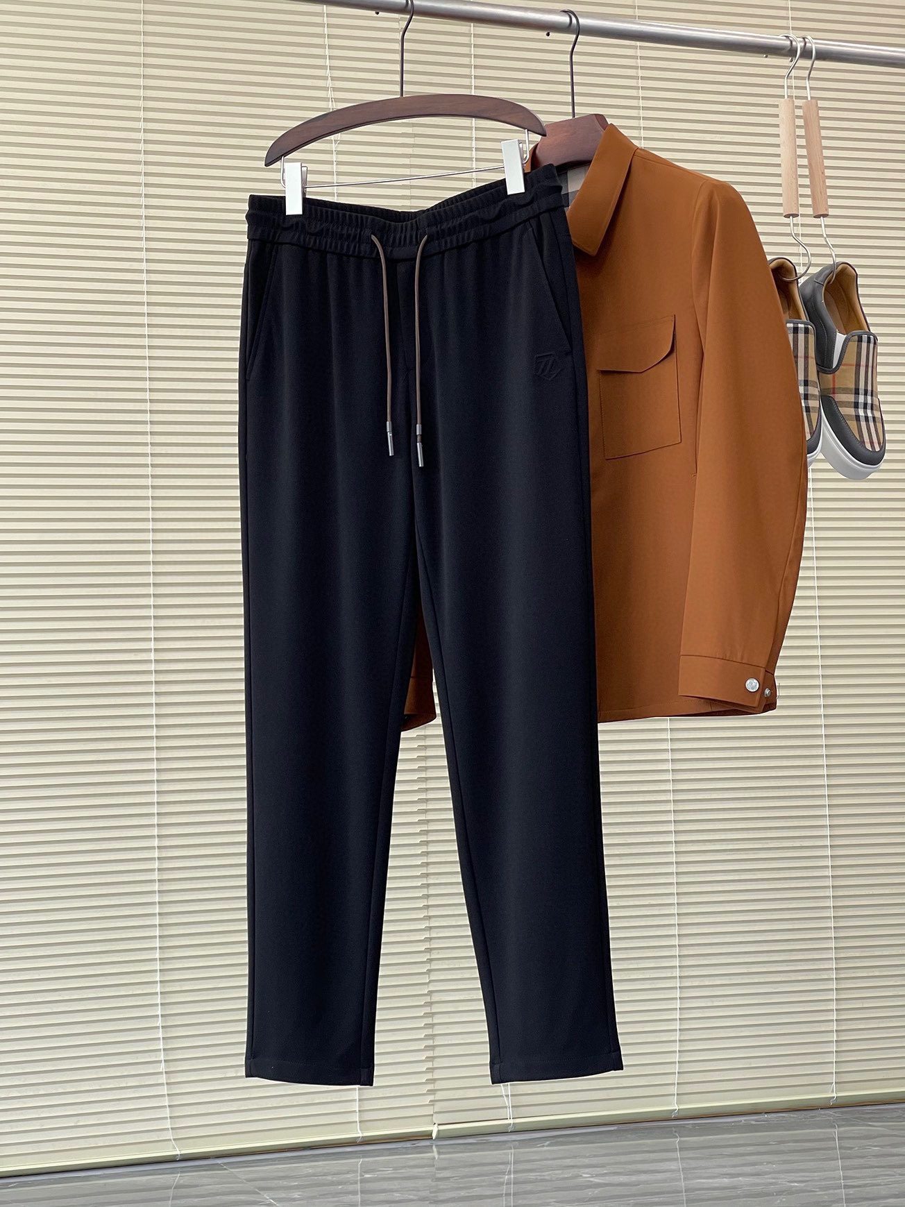 2024SS Spring and Summer New Products Business casual suit pants. Made with selected high-quality fabrics, they are close-fitting and comfortable. With unique design, they create a simple and linear sense. The version is suitable for everyone. The hardware decorative accessories are provided by customers. Classic logos are embellished, with extremely high recognition. The version is very good. The upper body effect is excellent. Two colors are recommended.