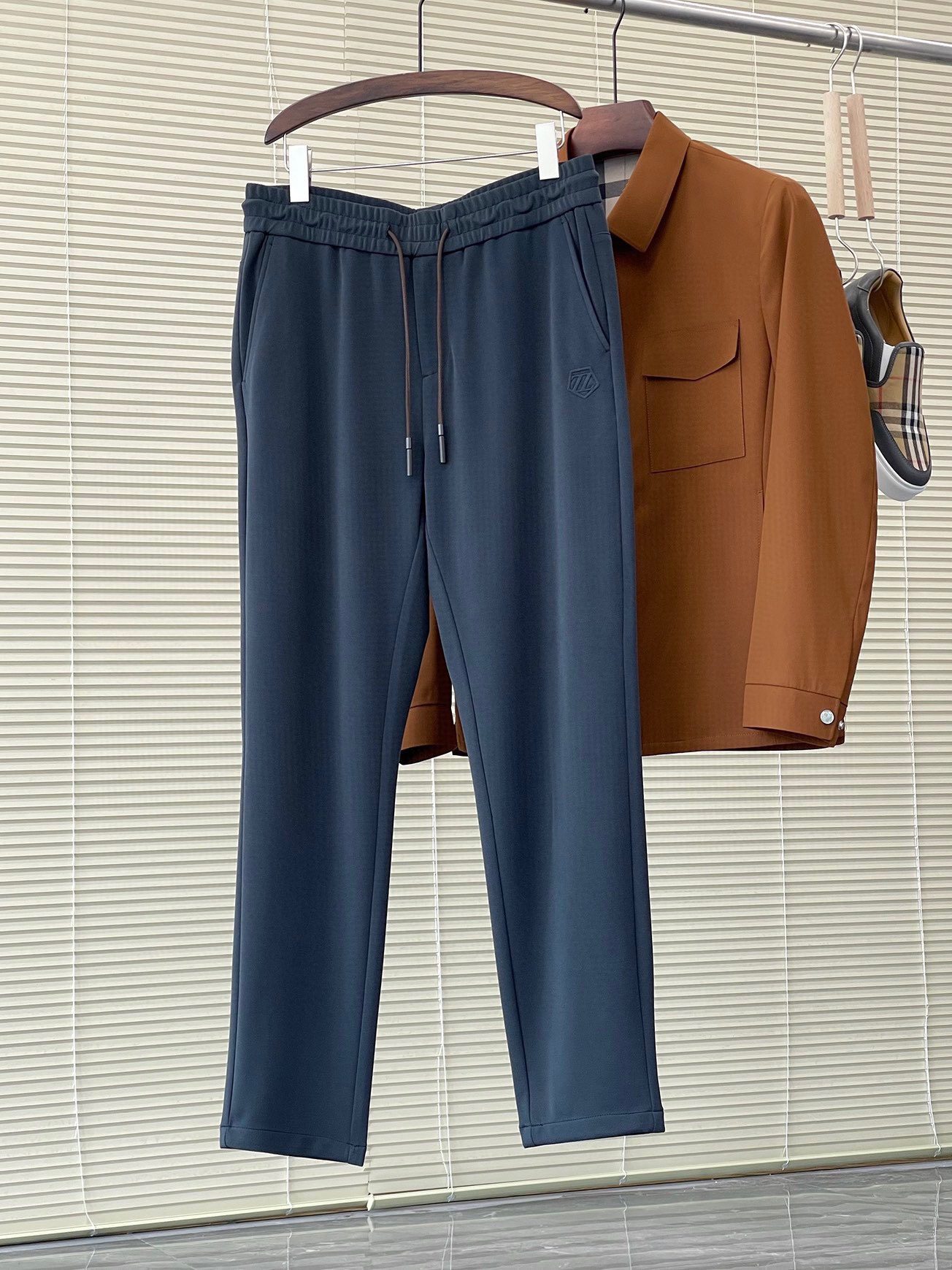 2024SS Spring and Summer New Products Business casual suit pants. Made with selected high-quality fabrics, they are close-fitting and comfortable. With unique design, they create a simple and linear sense. The version is suitable for everyone. The hardware decorative accessories are provided by customers. Classic logos are embellished, with extremely high recognition. The version is very good. The upper body effect is excellent. Two colors are recommended.