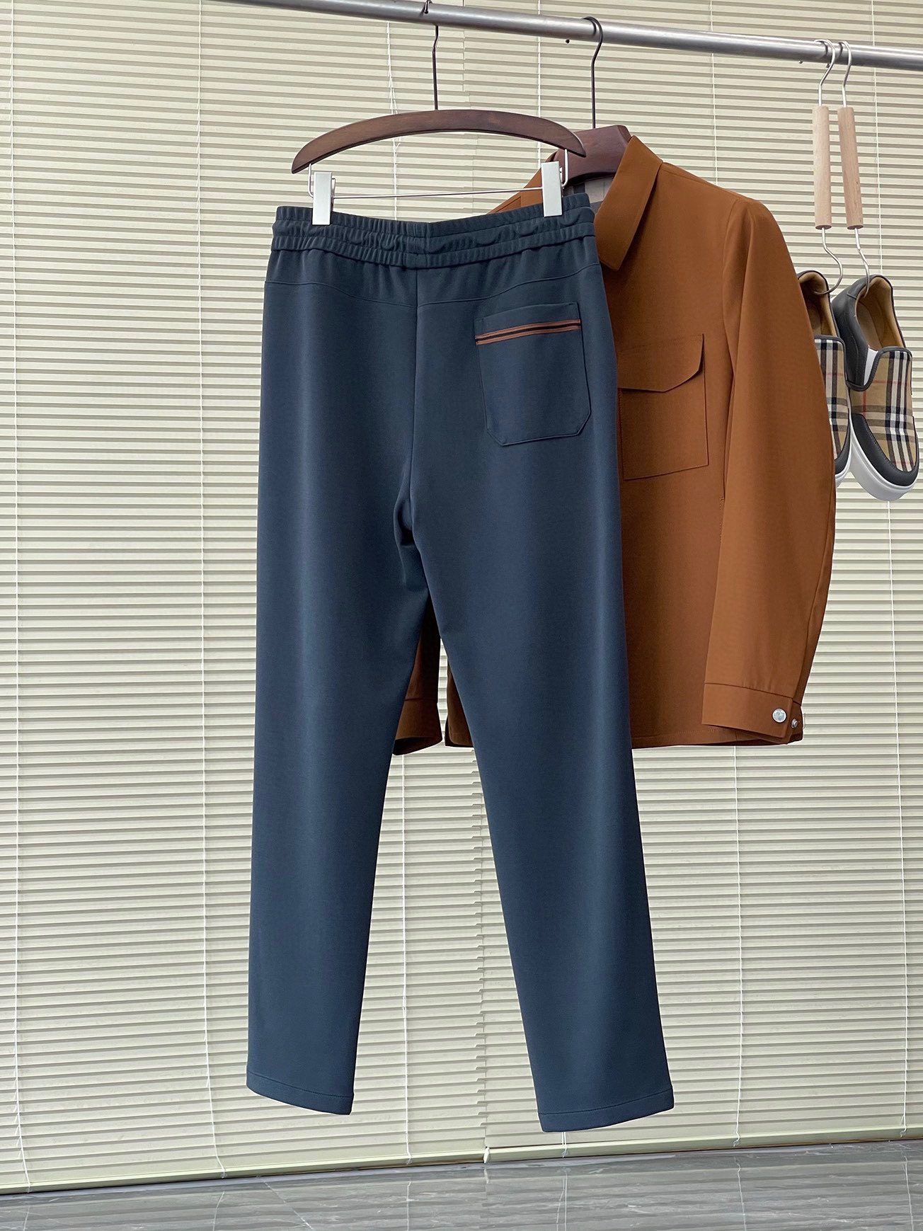 2024SS Spring and Summer New Products Business casual suit pants. Made with selected high-quality fabrics, they are close-fitting and comfortable. With unique design, they create a simple and linear sense. The version is suitable for everyone. The hardware decorative accessories are provided by customers. Classic logos are embellished, with extremely high recognition. The version is very good. The upper body effect is excellent. Two colors are recommended.