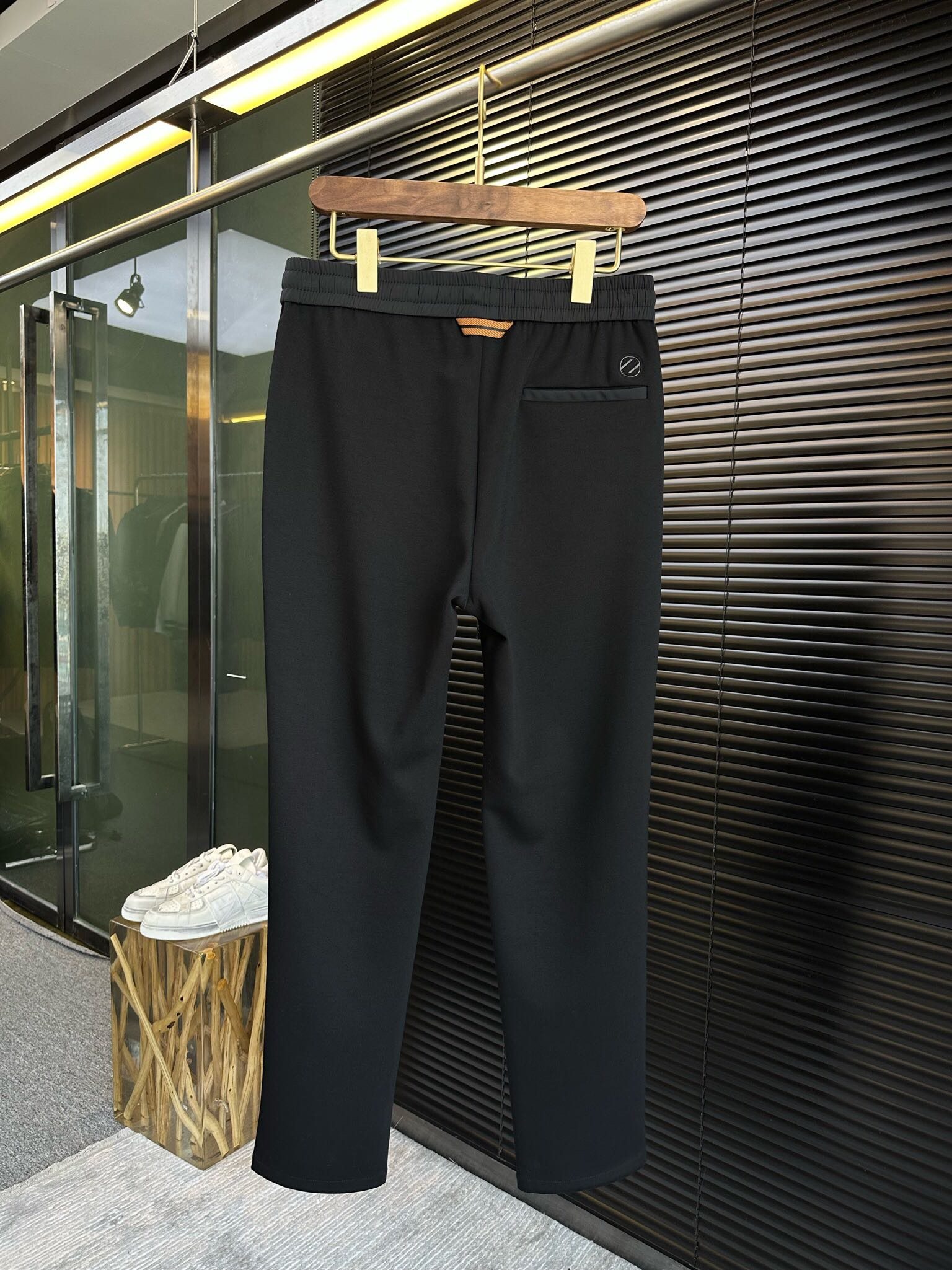 2024SS Spring and Summer New Products Business casual suit pants. Made with selected high-quality fabrics, they are close-fitting and comfortable. With unique design, they create a simple and linear sense. The version is suitable for everyone. The hardware decorative accessories are provided by customers. Classic logos are embellished, with extremely high recognition. The version is very good. The upper body effect is excellent. Two colors are recommended.