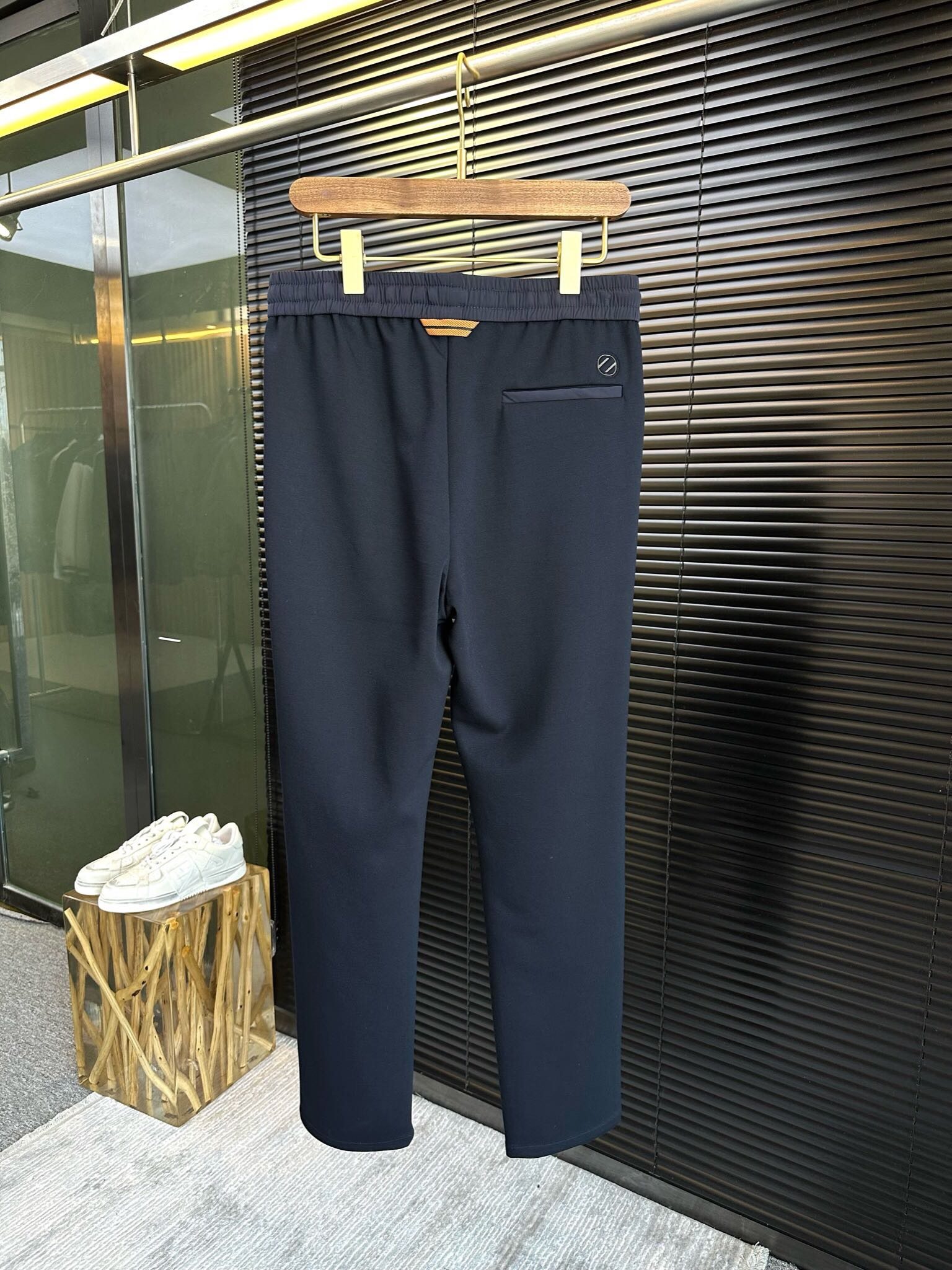 2024SS Spring and Summer New Products Business casual suit pants. Made with selected high-quality fabrics, they are close-fitting and comfortable. With unique design, they create a simple and linear sense. The version is suitable for everyone. The hardware decorative accessories are provided by customers. Classic logos are embellished, with extremely high recognition. The version is very good. The upper body effect is excellent. Two colors are recommended.