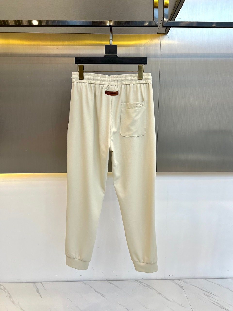 Men's style, light luxury casual trousers. The style is grand and pleasant to the eye, full of a sense of sophistication! It adopts eco-friendly and breathable Lyocell Tencel cotton, twill textured fabric surface, which is soft and skin-friendly, does not fade, creating an extremely perfect, good-looking and sophisticated sense. The texture is stiff and stylish, while the fabric is delicate and comfortable with super elasticity