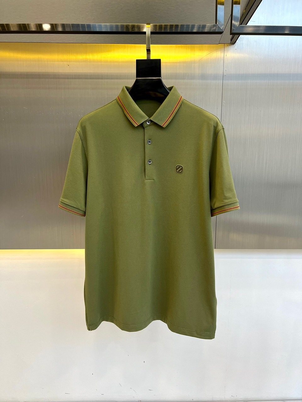 The 2024 new short-sleeved T-shirt is handsome and fashionable. There is an exquisite embroidered letter logo on the chest. It is a simple and versatile style. The fabric is cotton. It is not only stiff, maintaining the trendy silhouette, but also comfortable to wear. The yarn is finer.