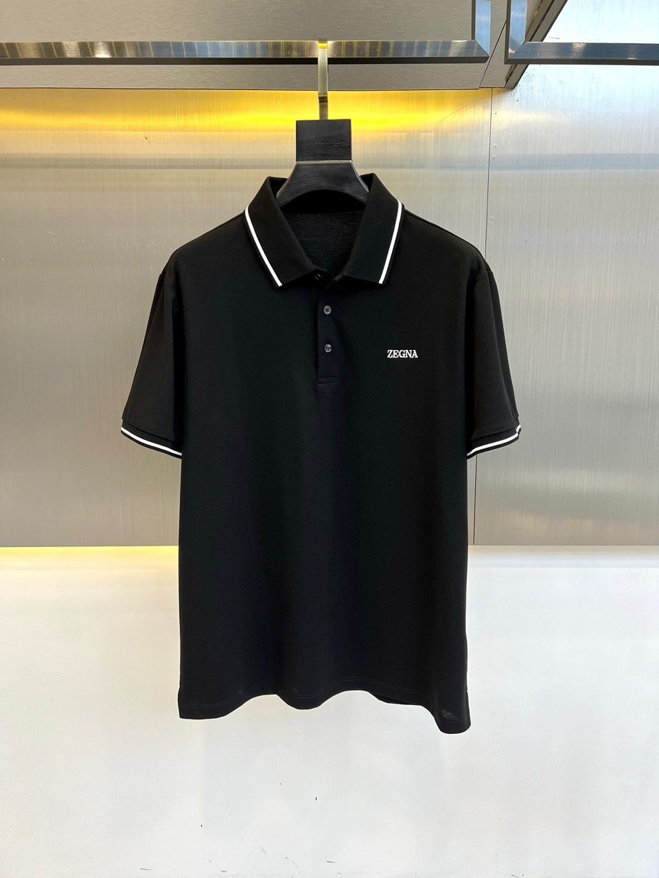 The 2024 new short-sleeved T-shirt is handsome and fashionable. There is an exquisite embroidered letter logo on the chest. It is a simple and versatile style. The fabric is cotton. It is not only stiff, maintaining the trendy silhouette, but also comfortable to wear. The yarn is finer.