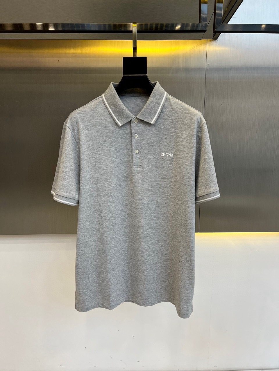 The 2024 new short-sleeved T-shirt is handsome and fashionable. There is an exquisite embroidered letter logo on the chest. It is a simple and versatile style. The fabric is cotton. It is not only stiff, maintaining the trendy silhouette, but also comfortable to wear. The yarn is finer.