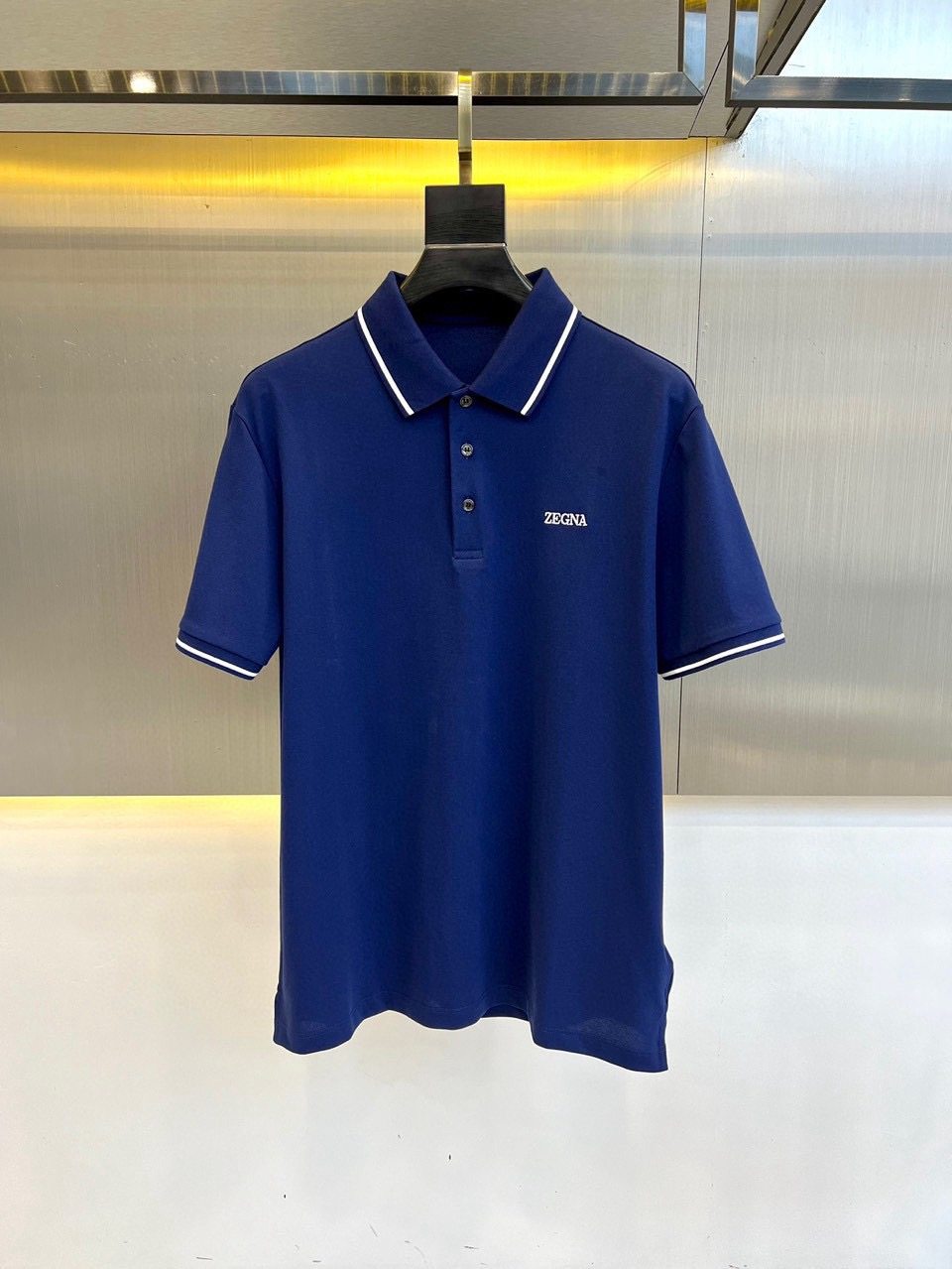 The 2024 new short-sleeved T-shirt is handsome and fashionable. There is an exquisite embroidered letter logo on the chest. It is a simple and versatile style. The fabric is cotton. It is not only stiff, maintaining the trendy silhouette, but also comfortable to wear. The yarn is finer.