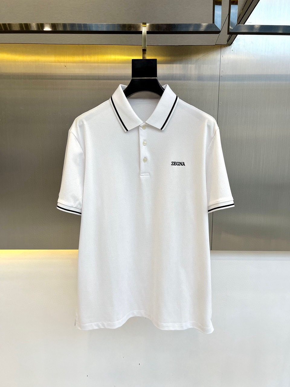 The 2024 new short-sleeved T-shirt is handsome and fashionable. There is an exquisite embroidered letter logo on the chest. It is a simple and versatile style. The fabric is cotton. It is not only stiff, maintaining the trendy silhouette, but also comfortable to wear. The yarn is finer.