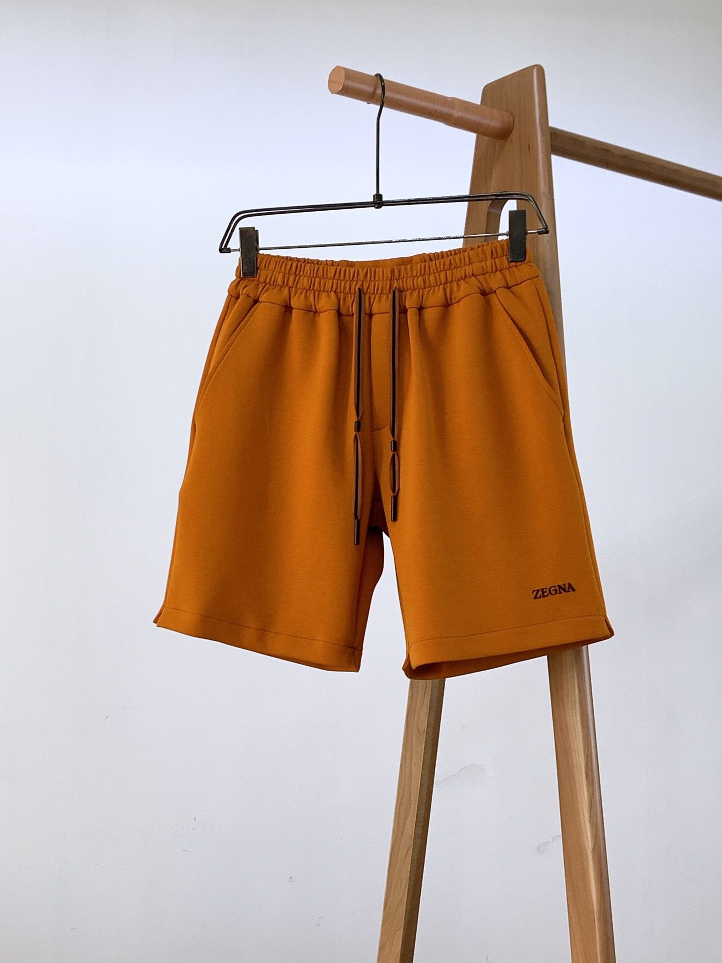 The 2024 spring and summer new style men's casual shorts. High-end goods, simple, fashionable and generous. Customized original imported fabric. Simple, neat and refreshing. The quality, workmanship and details can stand any form of inspection. Simple, generous and versatile style. Elegant and handsome when worn, giving a refreshing visual sense!