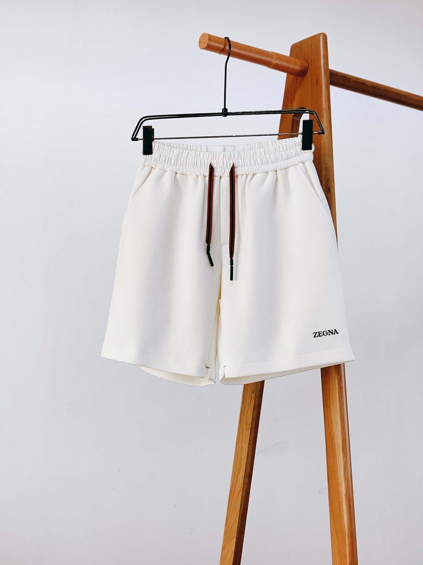 The 2024 spring and summer new style men's casual shorts. High-end goods, simple, fashionable and generous. Customized original imported fabric. Simple, neat and refreshing. The quality, workmanship and details can stand any form of inspection. Simple, generous and versatile style. Elegant and handsome when worn, giving a refreshing visual sense!