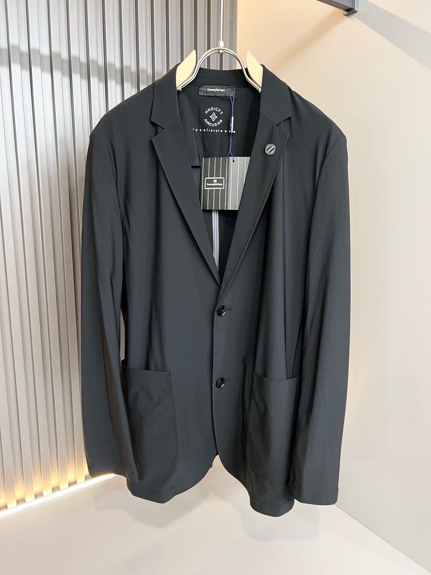 The 2024 spring and summer new men's casual suit jacket. Fine texture. Logo hardware design on the chest! Customized original ice silk spandex fabric! The touch is soft and delicate, but the shape is upright and stylish! It adopts a multi-layer structure. The details are extremely luxurious...