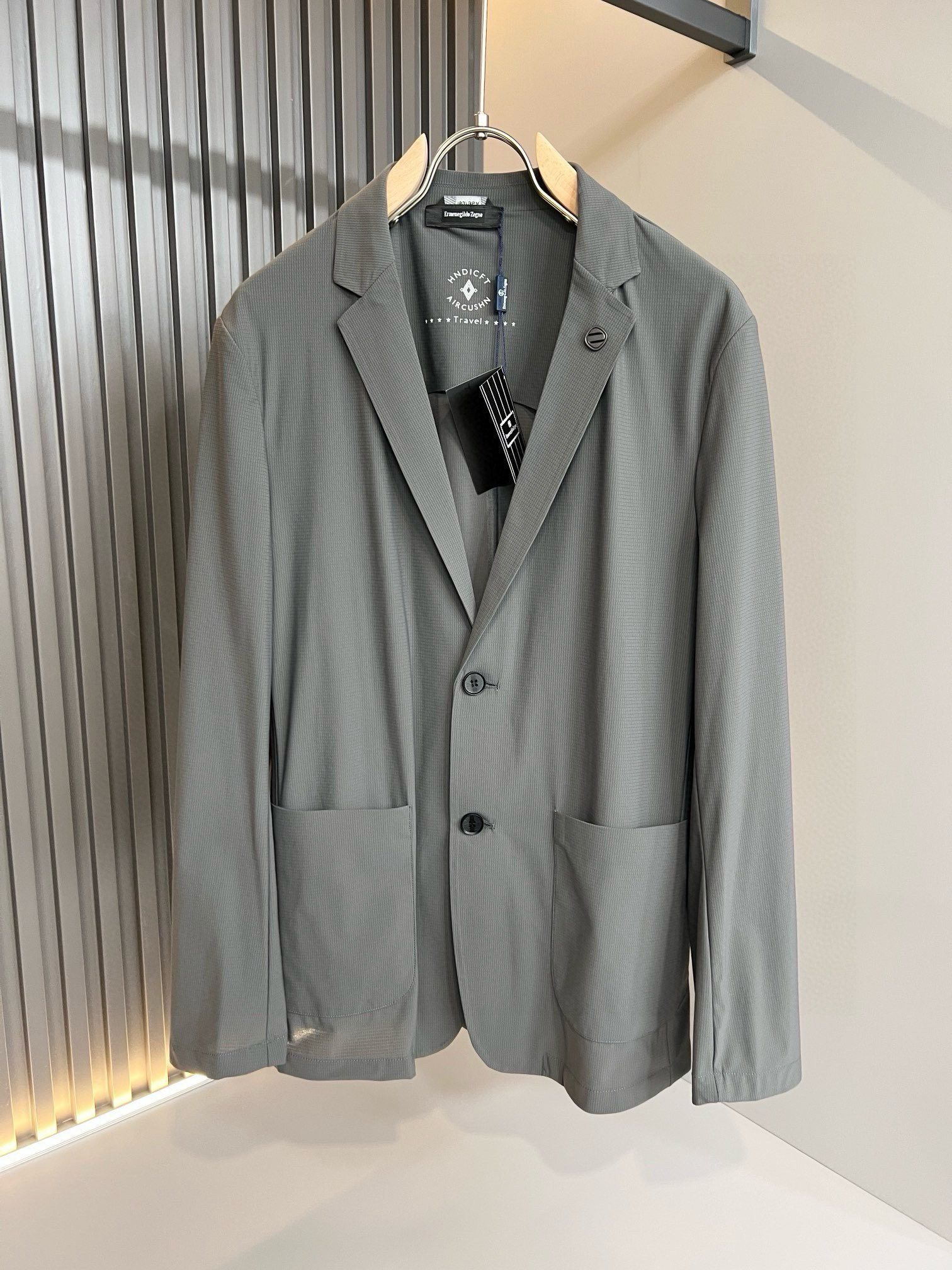 The 2024 spring and summer new men's casual suit jacket. Fine texture. Logo hardware design on the chest! Customized original ice silk spandex fabric! The touch is soft and delicate, but the shape is upright and stylish! It adopts a multi-layer structure. The details are extremely luxurious...