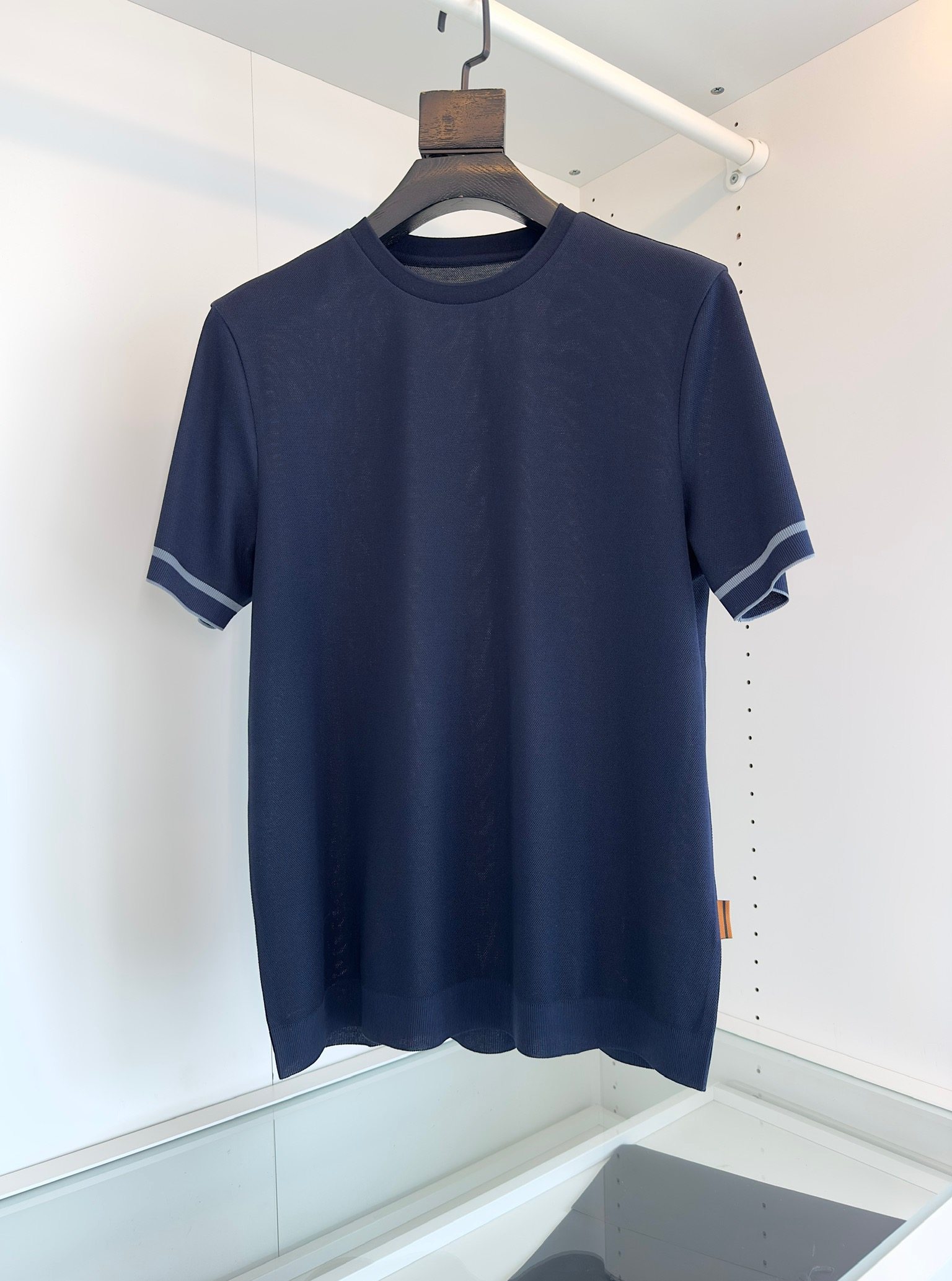 The 2024 new short-sleeved T-shirt is handsome and fashionable. It is a simple and versatile style. The fabric is cotton. It is not only stiff, maintaining the trendy silhouette, but also comfortable to wear. The yarn is finer.