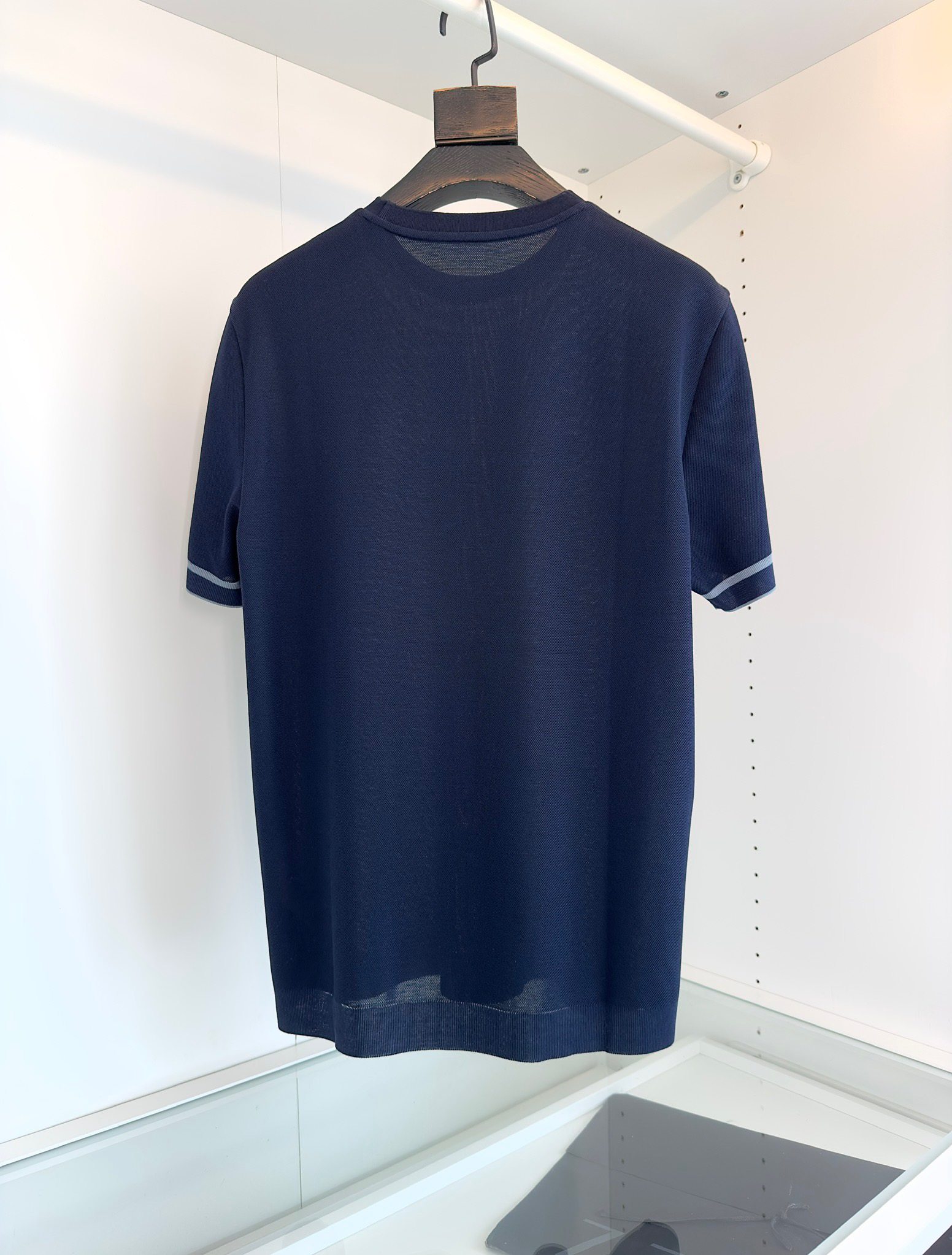 The 2024 new short-sleeved T-shirt is handsome and fashionable. It is a simple and versatile style. The fabric is cotton. It is not only stiff, maintaining the trendy silhouette, but also comfortable to wear. The yarn is finer.